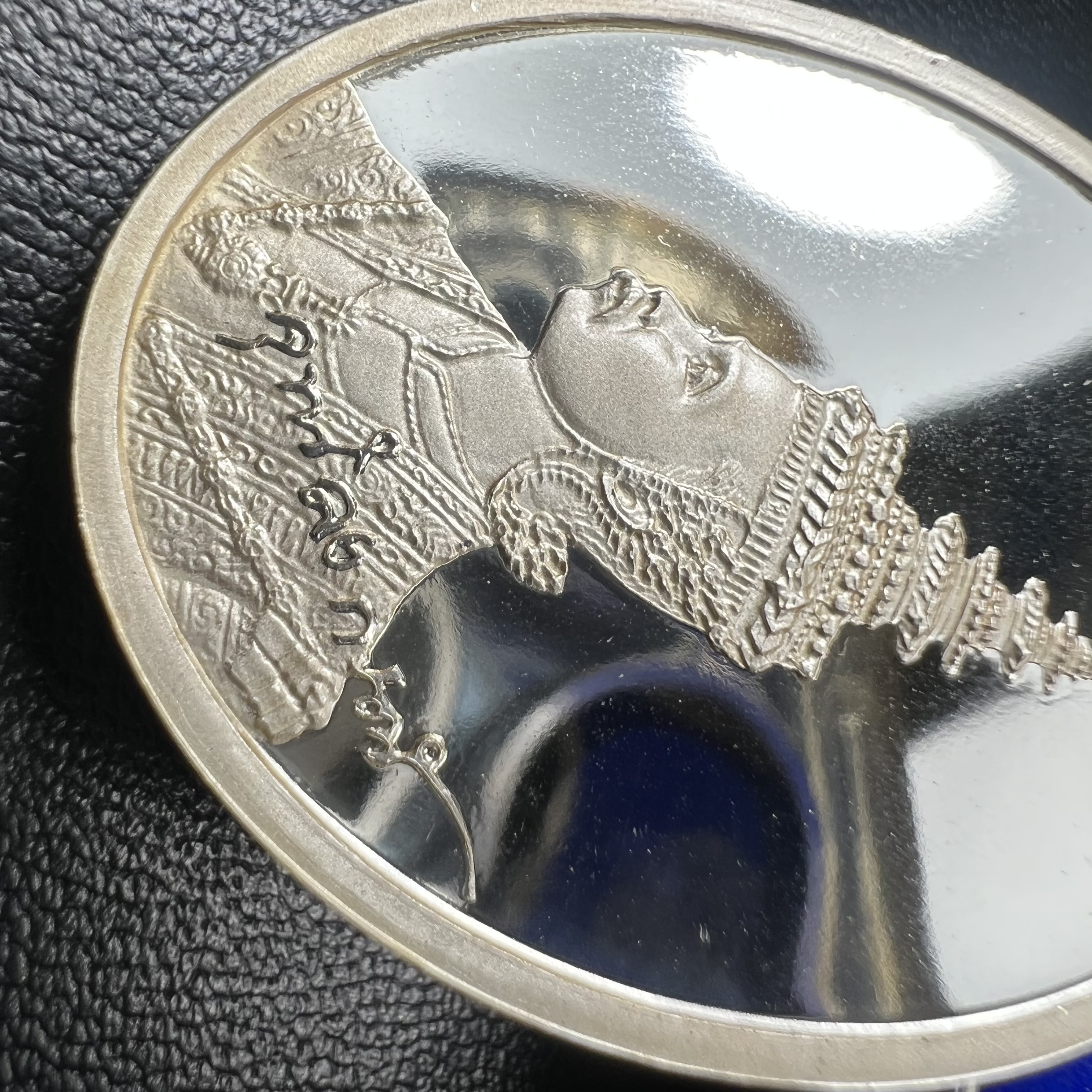 เหรียญ พระปิยมหาราช ที่ระลึกสร้างพระบรมราชานุสาวรีย์ รัชกาลที่ 5 สุพรรณบุรี พ.ศ.2541เนื้อเงินขัดเงา ตอกโค๊ตหมายเลข 447 พร้อมกล่องบรรจุเดิม(วาระหายากพบเจอน้อย)