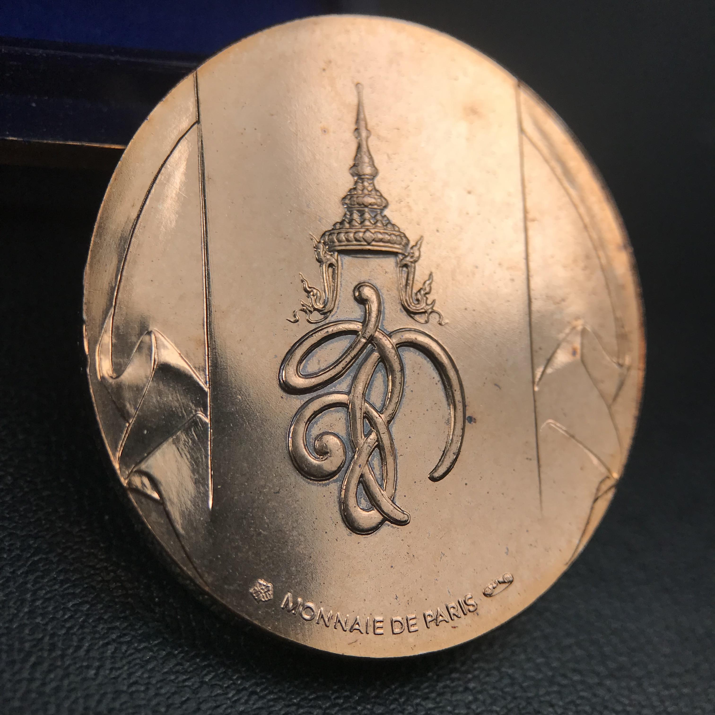 หลวงพ่อทวด พระนามาภิไธย สก. วัดห้วยมงคล จ.ประจวบคีรีขันธ์ ปี 2544(รุ่นแรก) เหรียญเนื้อนวโลหะ(Thai Bonze) ผลิตโดยโรงกษาปณ์ โมเน่ร์เดอปารีส ประเทศฝรั่งเศส สวยงดงามสภาพสวยกล่องใบรับรองครบสมบูรณ์(คุ้มครองแคล้วคลาด พิธีใหญ่) องค์หมายเลข 1807 (1 ใน 2999 เหรียญ)