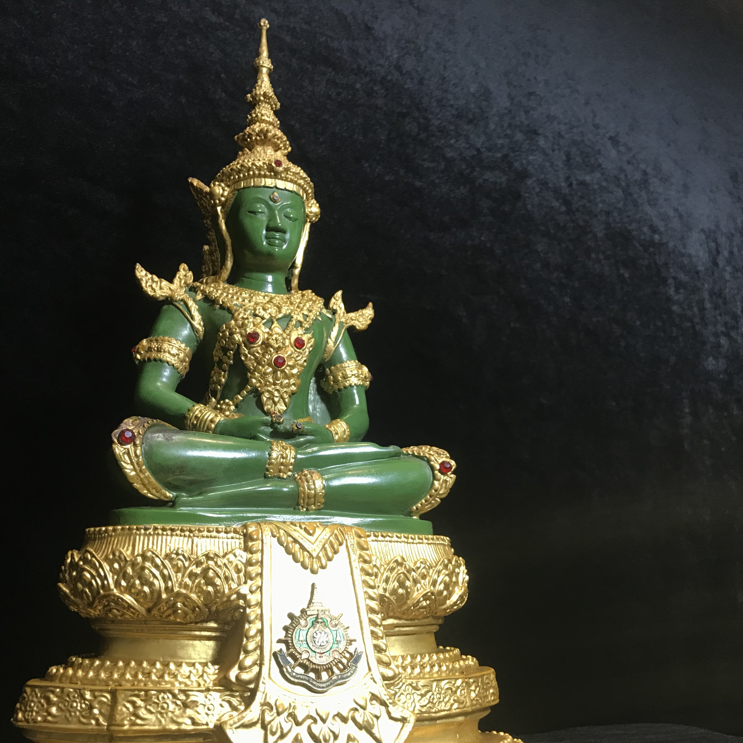 พระพุทธมหามณีรัตนปฏิมากร (จำลอง)พระแก้วมรกต วัดพุทธไทยถาวรวนาราม นครนิวยอร์ก ตรา ภปร. 6รอบ 72พรรษา ในหลวงรัชกาลที่9 ปี2542 ขนาดบูชาหน้าตัก 5นิ้ว หล่อเนื้อโลหะ(ในหลวงรัชกาลที่9 เสด็จเจิมพระสุหร่าย)(1ใน999องค์)