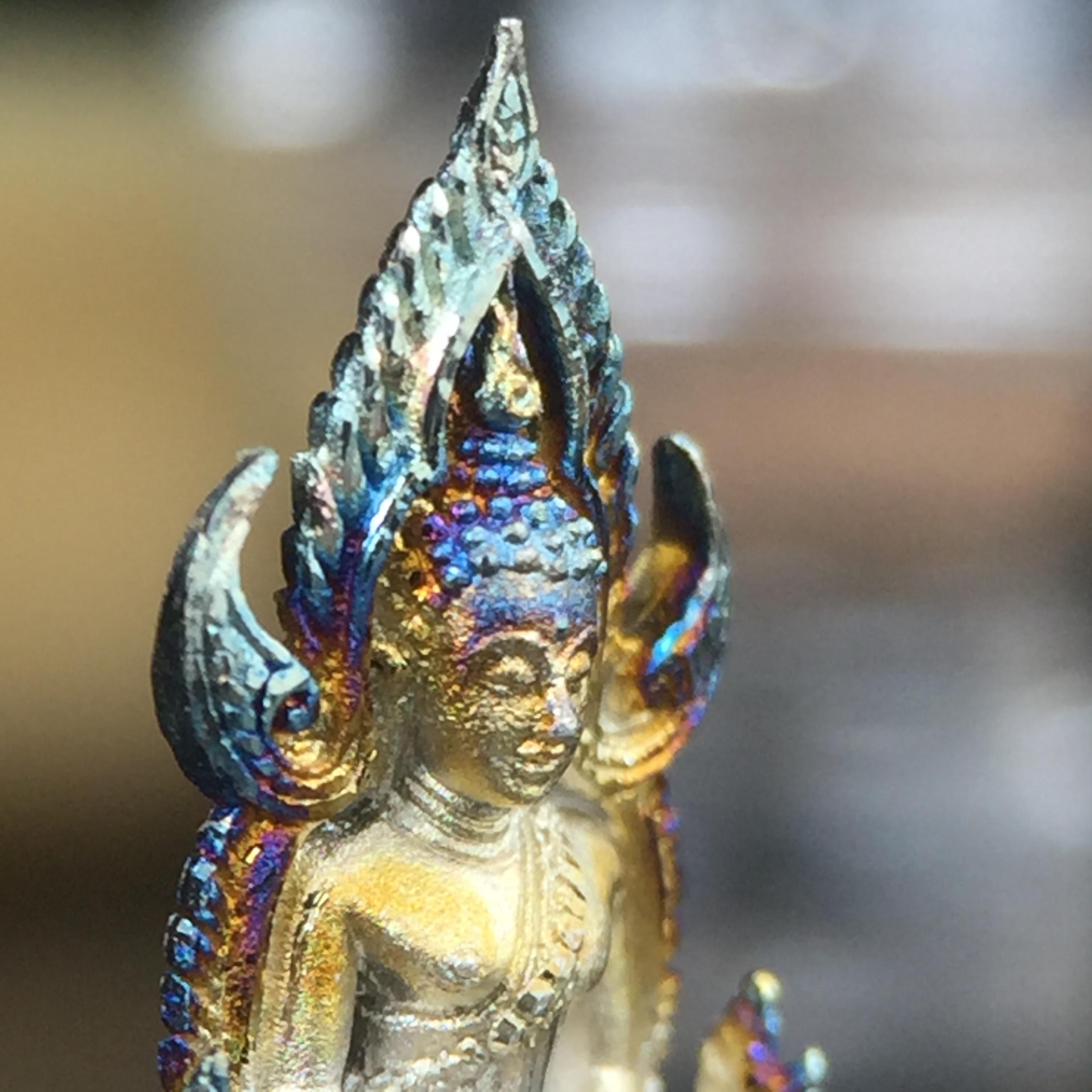 พระพุทธชินราช(จำลอง) ภปร. 84 พรรษา เนื้อเงินชุบทองคำขาว พิมพ์เล็กขนาดหน้าตัก 1/4 นิ้ว (สภาพผิวเดิมสวย ขึ้นสีรุ้งธรรมชาติ แบบนิยม)(พระราชทานมวลสาร จิตรลดาและเส้นพระเจ้า(เส้นผม))พุทธศิลป์ทรงคุณค่าอีกหนึ่งรุ่นยอดนิยม