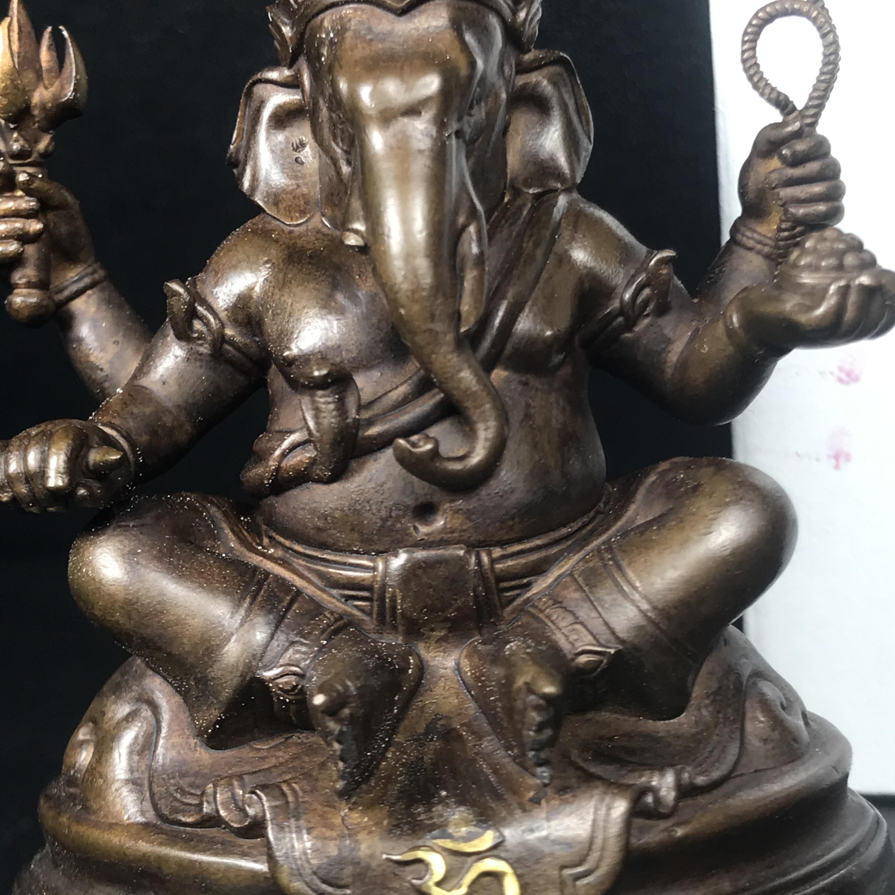 พระพิฆเนศวร รุ่น 108 แห่งการสถาปนากรมศิลปากร ปี 2562 ขนาดบูชาหน้าตัก 1.5 นิ้ว เนื้อทองเหลืองรมดำ (พิธีใหญ่ มวลสารดี)(เลขนัมเบอร์ 714)1 ใน 1999 องค์