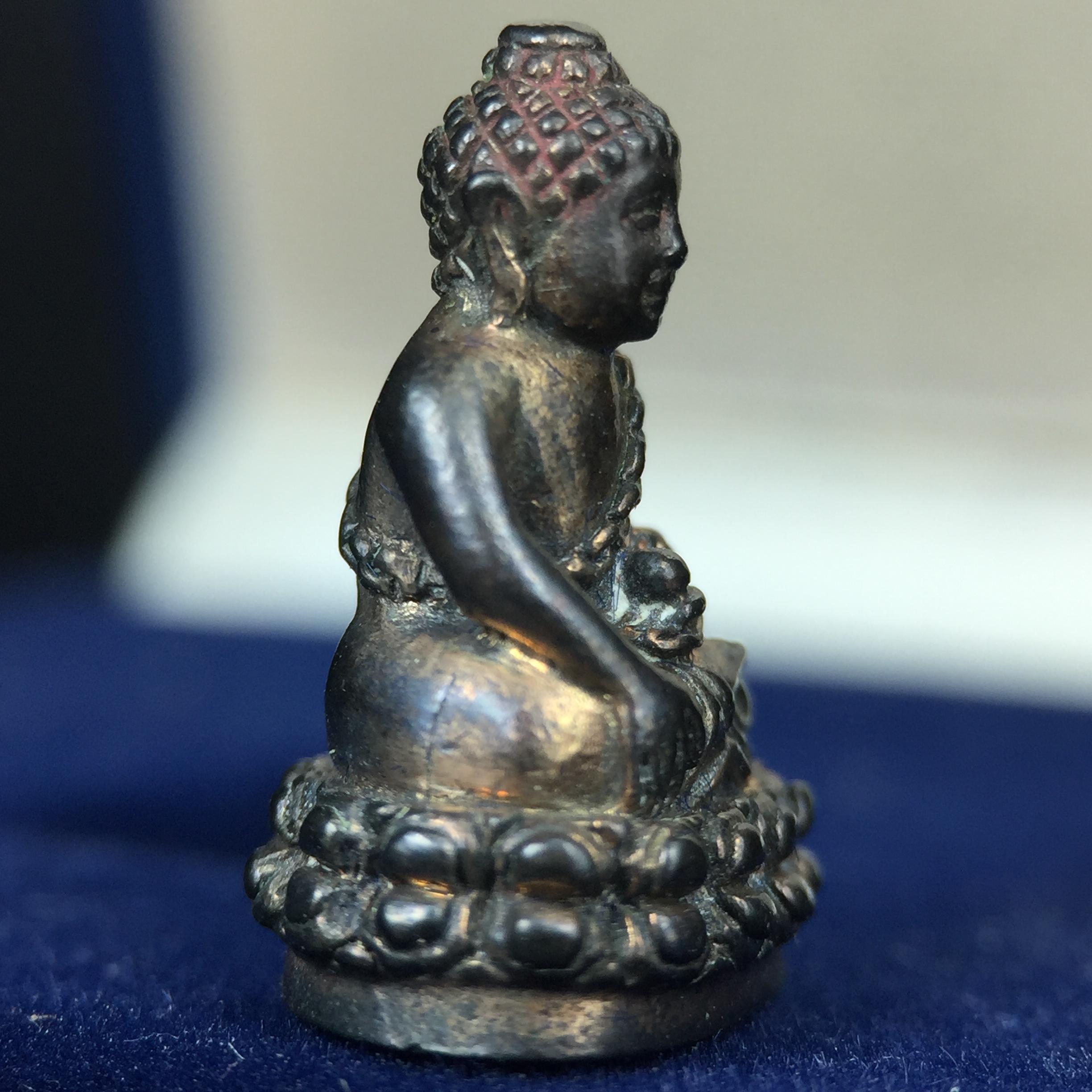 พระกริ่งพุทธอุดมสมบูรณ์(พระปุ้มปุ้ย)รุ่นแรก เนื้อนวโลหะเต็มสูตร วัดบวรนิเวศวิหาร ปี2535 แขวนบูชาไม่มีอดอยาก มีความอุดมสมบูรณ์สมตามลักษณะและมงคลนามตามชื่อ ตามปรารถนา(1ใน2000องค์)หายาก