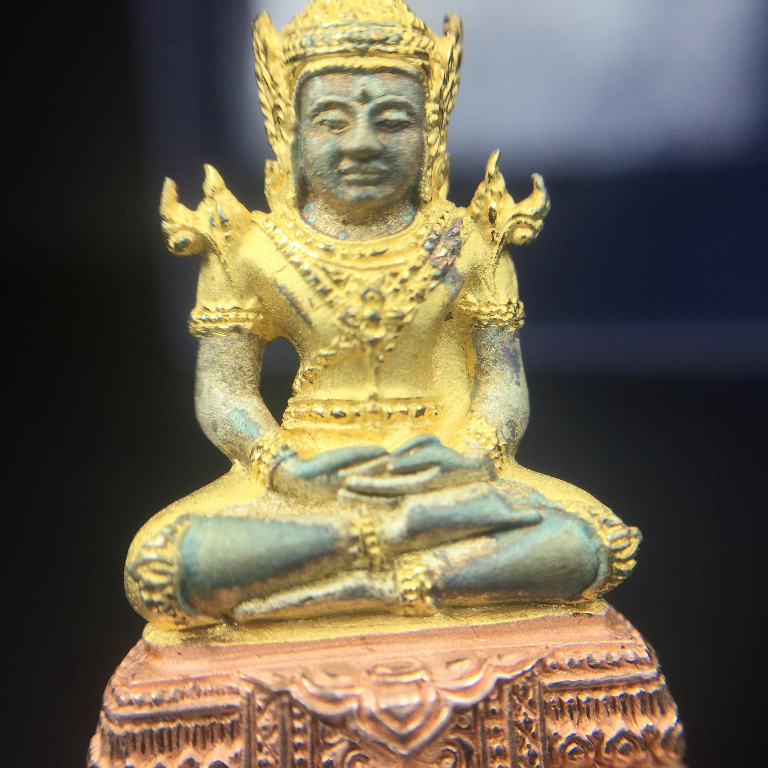 พระแก้วมรกต ภปร. ปี2547 จัดสร้างโดย รพ.ภูมิพลฯ เนื้อเงิน (3 กษัตริย์)ลอยองค์ หน้าตัก 1/2 นิ้ว (สภาพผิวเดิม ขึ้นสีรุ้งธรรมชาติ แบบนิยม) (1ใน3000องค์)