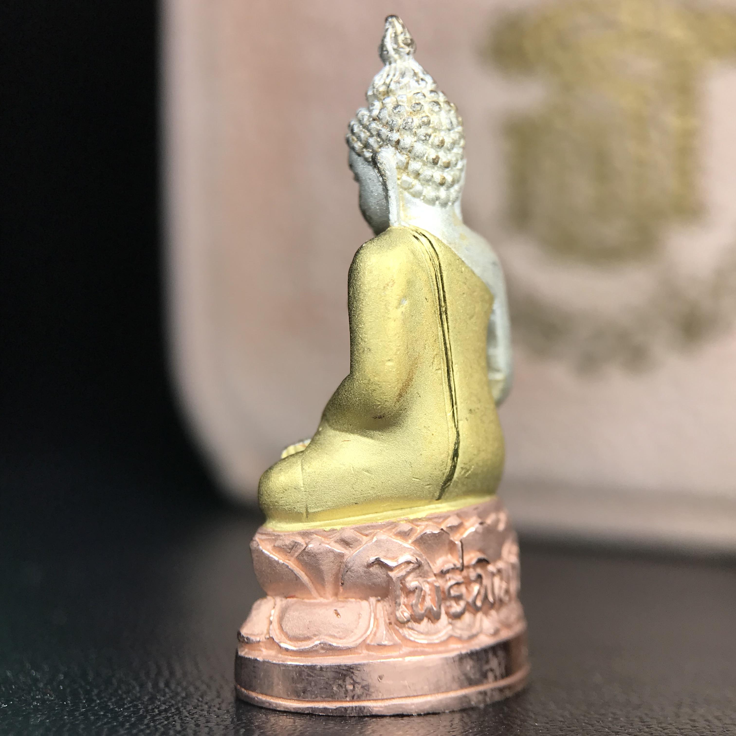 พระกริ่งไพรีพินาศ ตรากาญจนาภิเษกครองสิริราชสมบัติครบ 50 ปี รัชกาลที่9 ปี2540 เนื้อเงินสามกษัตริย์(ผิวเดิมสวย ครบ สมบูรณ์)พร้อมกล่องบรรจุเดิมครบ ชุดพระราชทาน(หายาก)(เข้มขลังทรงอานุภาพยิ่งใหญ่กำราบศัตรูพ่ายสิ้น พระไพรีพินาศ)(หายากพบเจอได้น้อยมาก)1ใน 539องค์