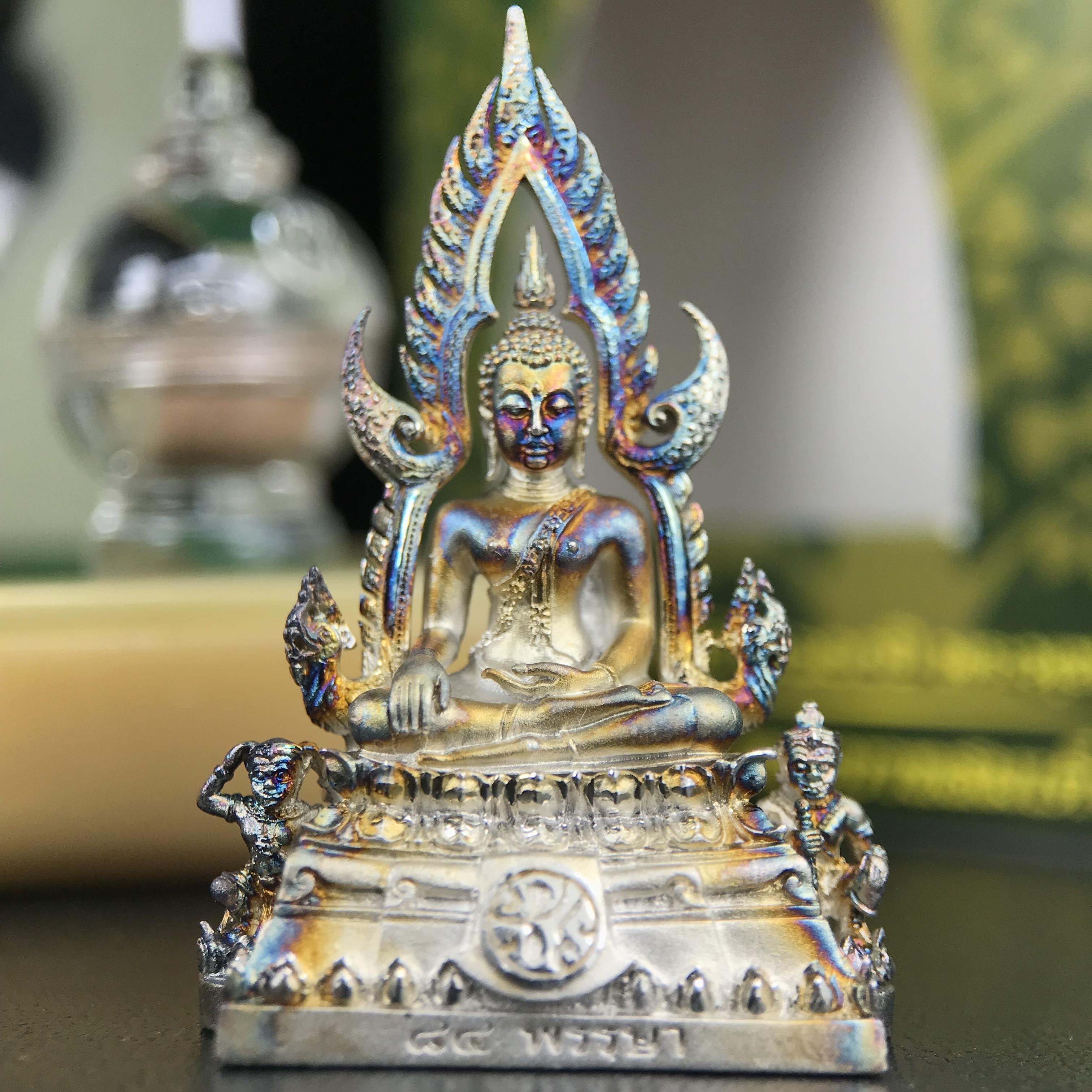 พระพุทธชินราช ภปร. 84 พรรษา ปี 2554 พิมพ์กลางขนาดหน้าตัก 1/2 นิ้ว(สูง 3.8 ซม.) เนื้อเงินชุบทองคำขาว(สภาพผิวเดิมสวย ขึ้นสีรุ้งธรรมชาติ แบบนิยม สวยมาก) (พระราชทานมวลสาร จิตรลดาและเส้นพระเจ้า(เส้นผม)รัชกาลที่9)พุทธศิลป์ทรงคุณค่าอีกหนึ่งรุ่นยอดนิยม