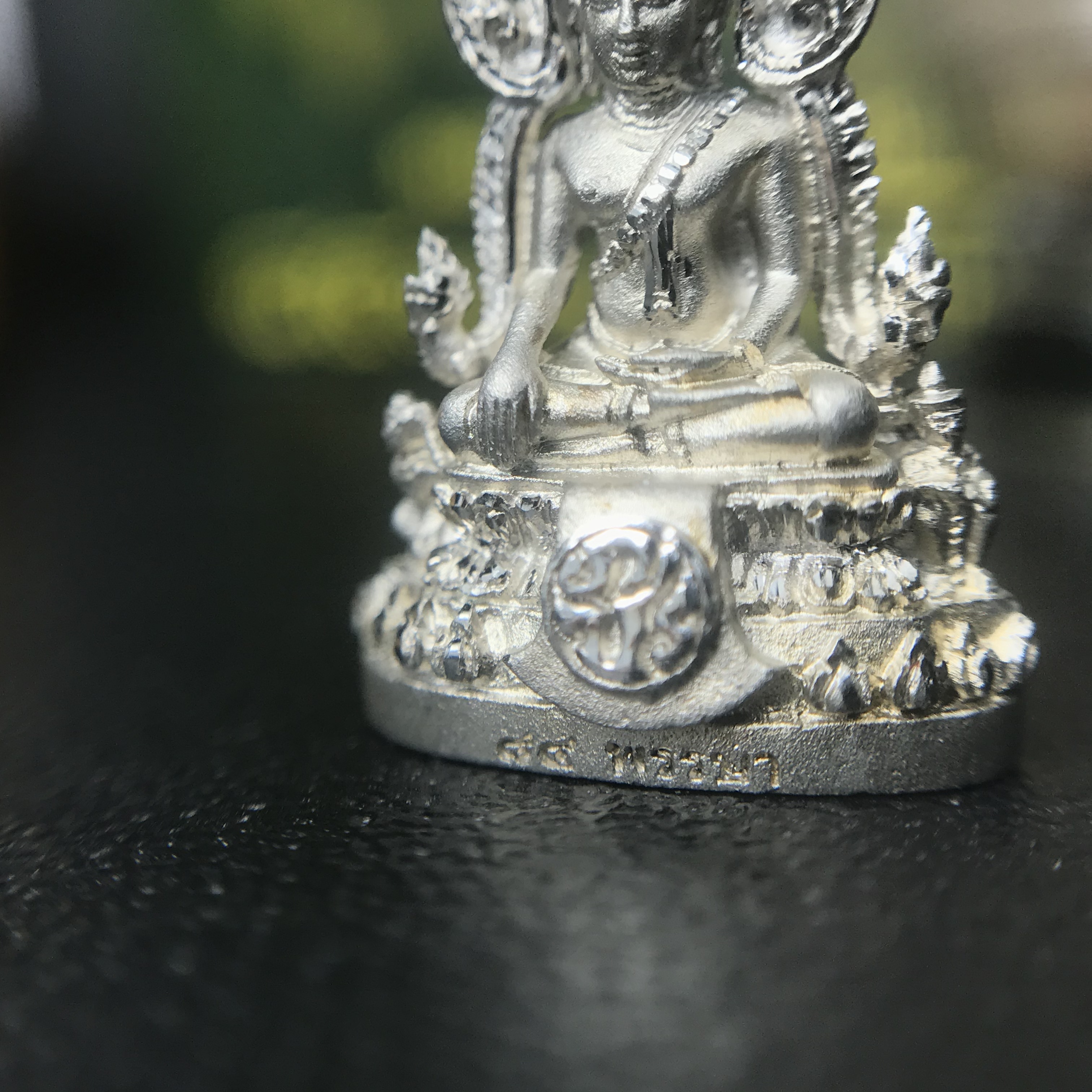 พระพุทธชินราช(จำลอง) ภปร. 84 พรรษา เนื้อเงินชุบทองคำขาว พิมพ์เล็กขนาดหน้าตัก 1/4 นิ้ว (สภาพสวยเดิม)(เลขสวย นัมเบอร์ 2666) )(พระราชทานมวลสาร จิตรลดาและเส้นพระเจ้า(เส้นผม))