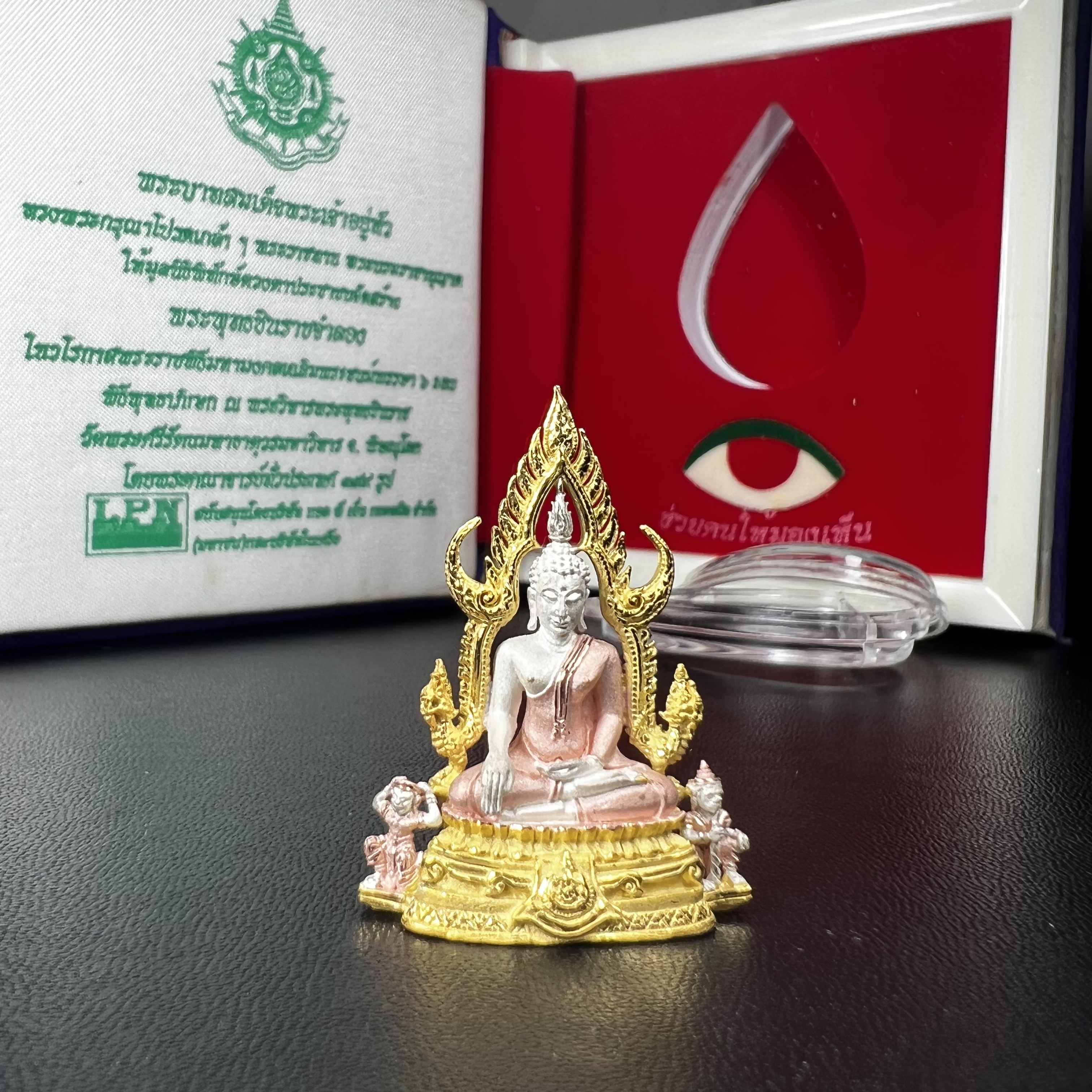 พระพุทธชินราช ภปร. ในวโรกาสพระราชพิธีมหามงคล เฉลิมพระชนมายุ6รอบ 5ธันวาคม2542 มูลนิธิพิทักษ์ดวงตาประชาชน จัดสร้าง เนื้อเงินแบบสามกษัตริย์ขัดเงาบางส่วน พิมพ์ใหญ่ ขนาดสูง 3.4 ซม. พร้อมกล่องบรรจุเดิม