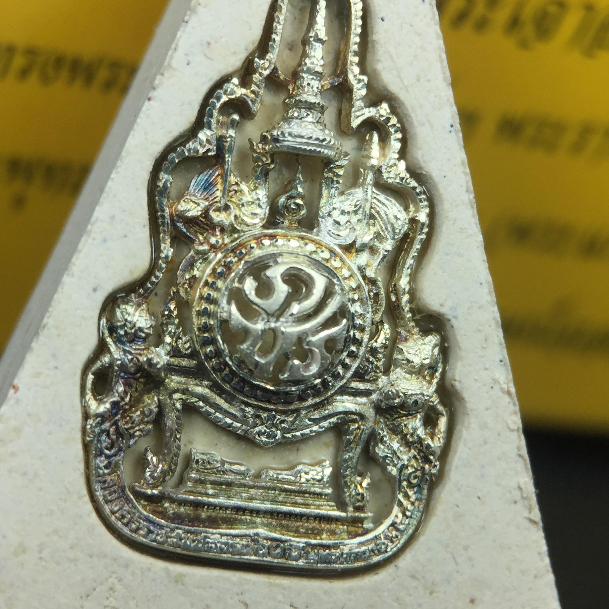 พระแก้วมรกต(จำลอง)ทรงเครื่องฤดูร้อน พระผงบูชา ด้านหน้าปิดทอง ด้านหลังตราสัญลักษณ์ฉลองสิริราชสมบัติครบ 60ปี เนื้อเงินขึ้นสีรุ้งธรรมชาติสร้างสรรค์งดงาม(รุ่นนี้ได้พระราชทานเส้นพระเจ้า(เส้นผม)รัชกาลที่9ในการจัดสร้าง)