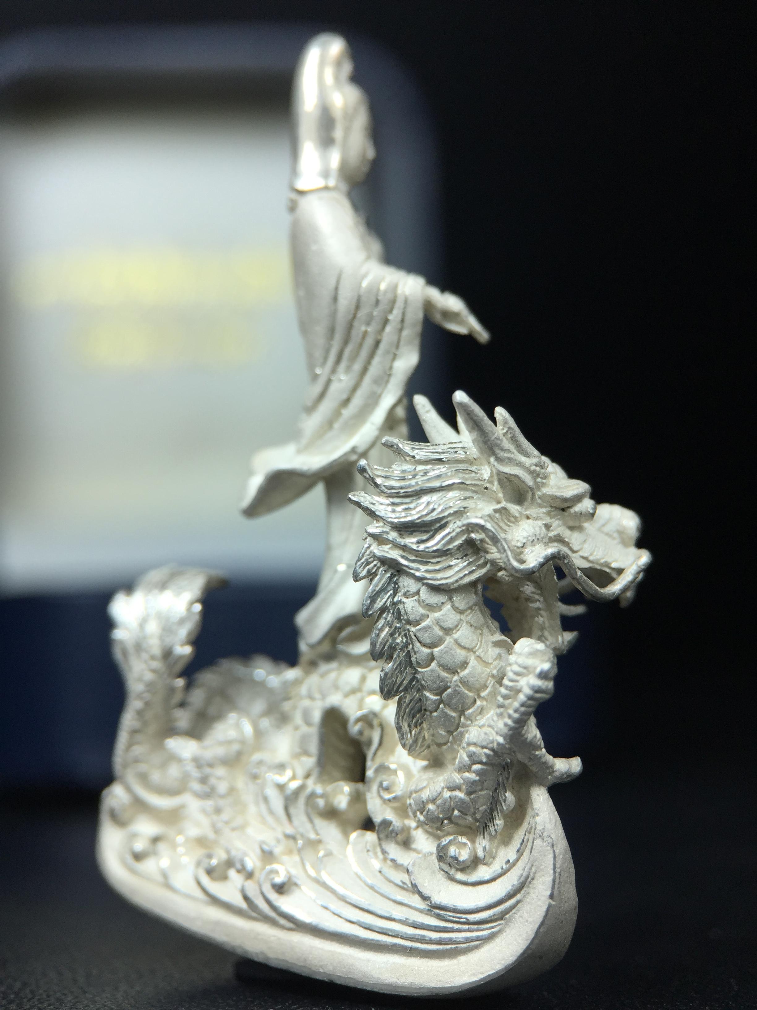 รูปหล่อลอยองค์พระโพธิสัตว์กวนอิม ทรงประทับมังกร จ.ระนอง เนื้อเงิน พิมพ์ใหญ่(สภาพผิว สวยงดงาม ทรงคุณค่า) เฉลิมฉลองในวโรกาสที่พระบาทสมเด็จพระเจ้าอยู่หัวทรงครองสิริราชสมบัติครบ 50 ปี จ.ระนอง พ.ศ.2539