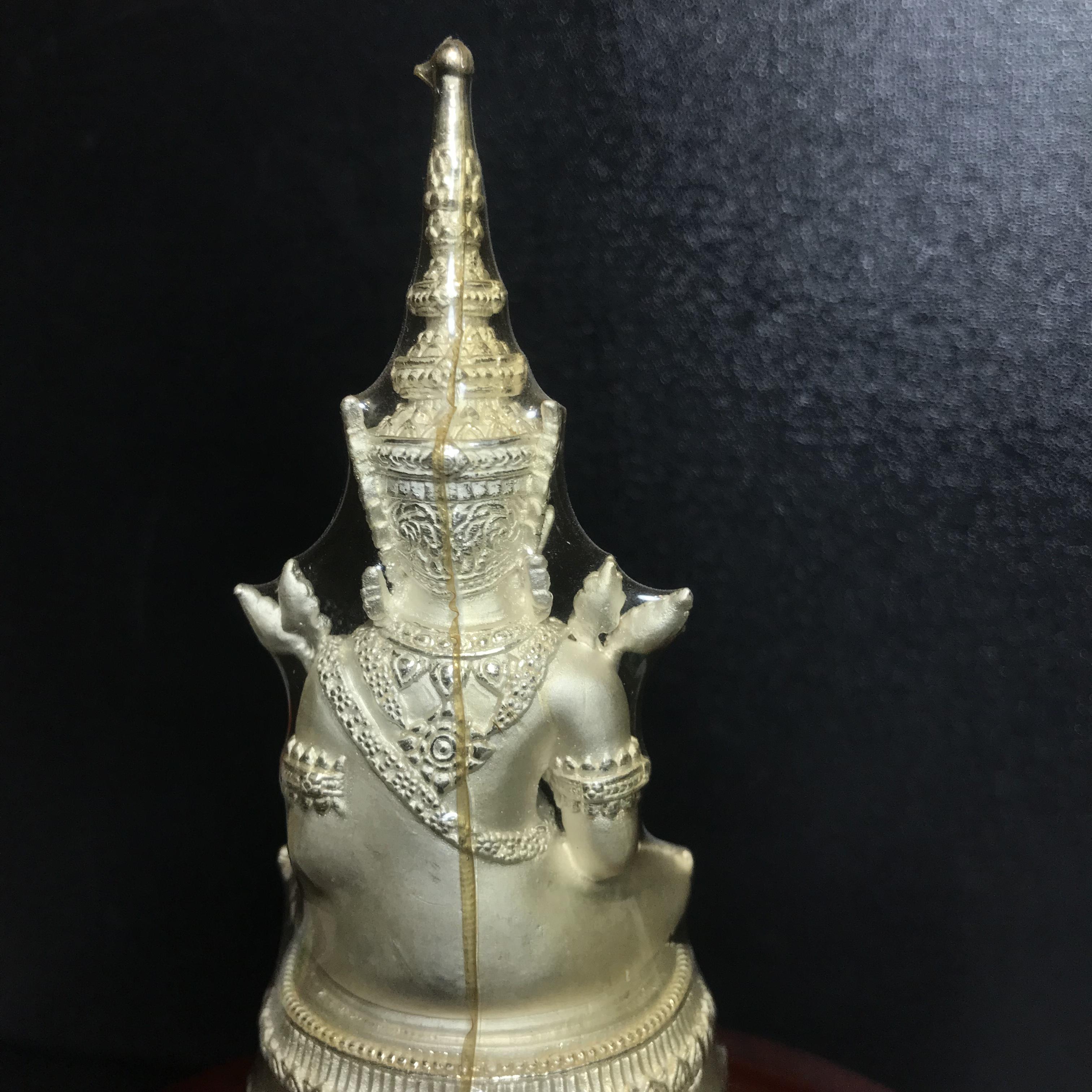 พระแก้วมรกต ภปร. ปี2547 จัดสร้างโดย รพ.ภูมิพลฯ เนื้อเงิน ลอยองค์ หน้าตัก 2 นิ้ว ครอบแก้วเดิม องค์พระซีนเดิมสวยคงสภาพเดิม(1ใน3000องค์)