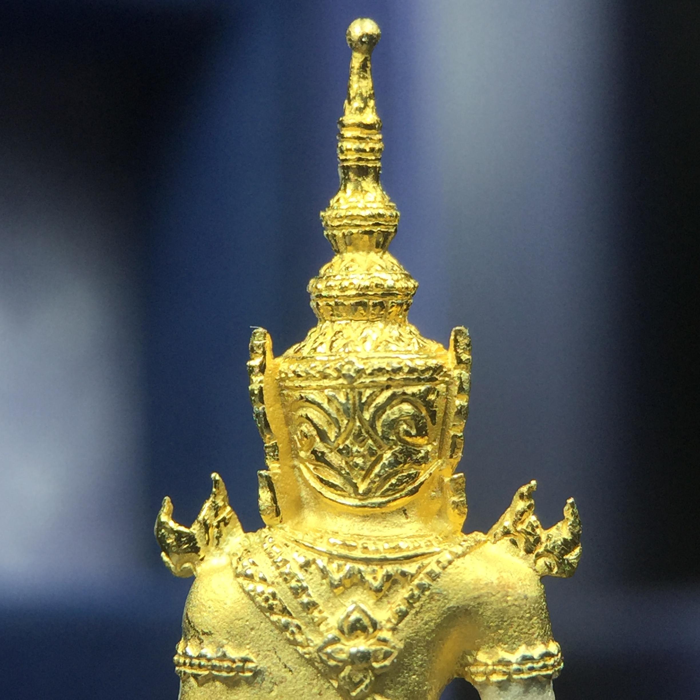 พระแก้วมรกต ภปร. ปี2547 จัดสร้างโดย รพ.ภูมิพลฯ เนื้อเงิน (3 กษัตริย์)ลอยองค์ หน้าตัก 1/2 นิ้ว งดงามทรงคุณค่าอีกหนึ่งรุ่นยอดนิยม หายาก(1ใน3000องค์)