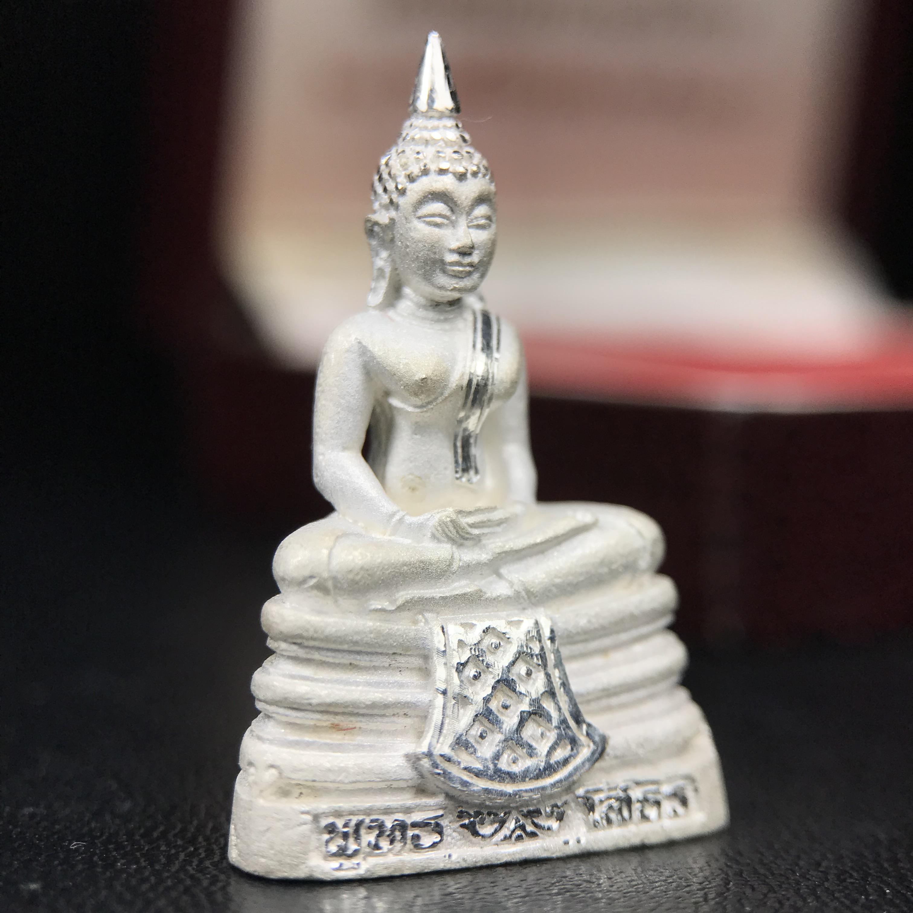 พระพุทธโสธร(หลวงพ่อโสธร) รุ่นสร้างอุโบสถ ปี2539 เนื้อเงินทรายนวลขัดเงาบางส่วน ลอยองค์พิมพ์ใหญ่ สภาพสวยกล่องบรรจุเดิมครบสมบูรณ์(งานแพรนด้า จิวเวลรี่)สวยงดงาม