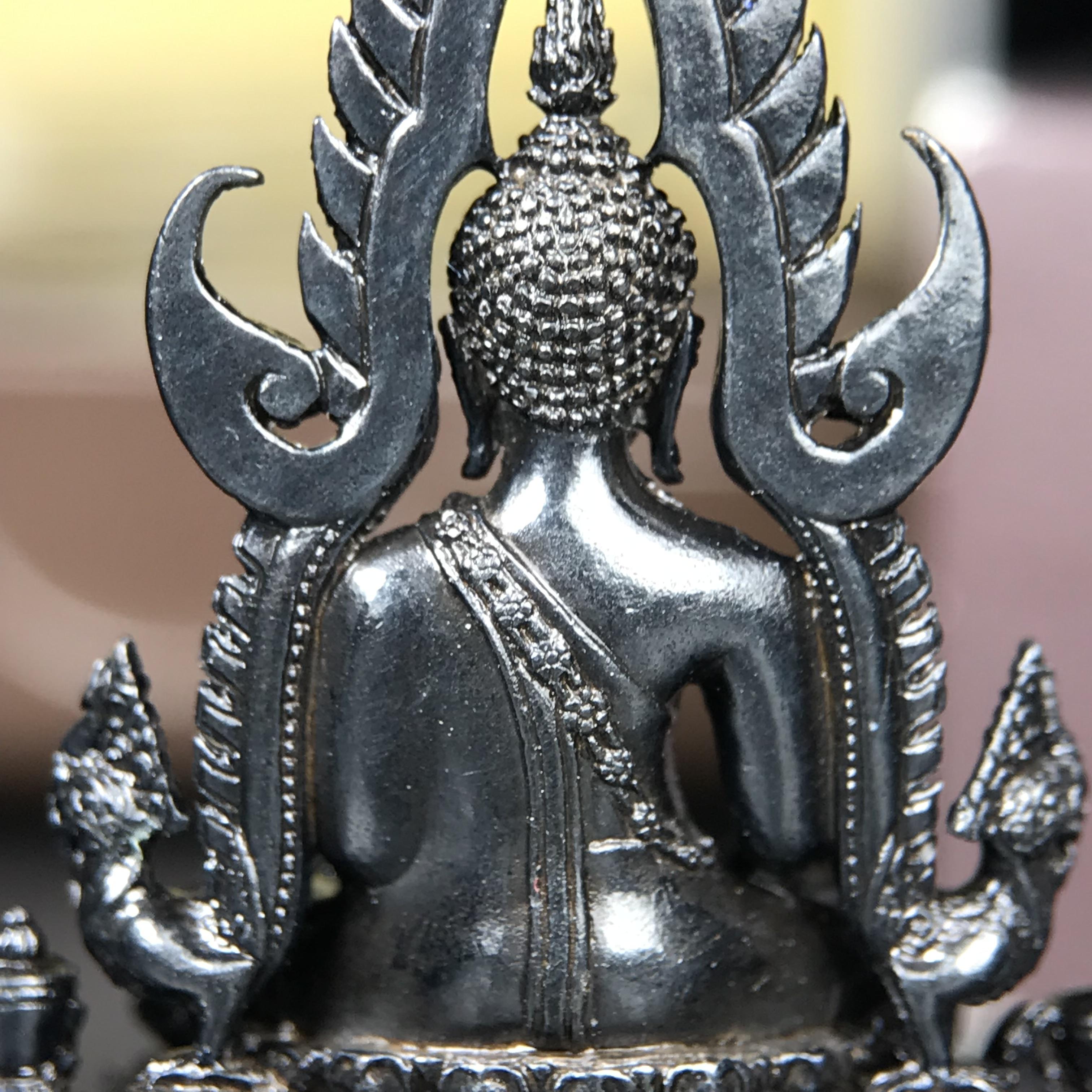 พระพุทธชินราช ภปร. โครงการ "เพราะแผ่นดินนี้ คือ แผ่นดินเกิด" ปี2548(รุ่นแรก) ลอยองค์ หน้าตัก 1/2 นิ้ว(ขนาด 3.5 x 2.5 ซม.) เนื้อเงินรมดำ(พุทธศิลป์จำลองเมื่อครั้งลอกทอง ครั้งที่3 เมื่อปี2547 ร้อยปีจะมีสักครั้ง "พระพุทธชินราชองค์ดำ")