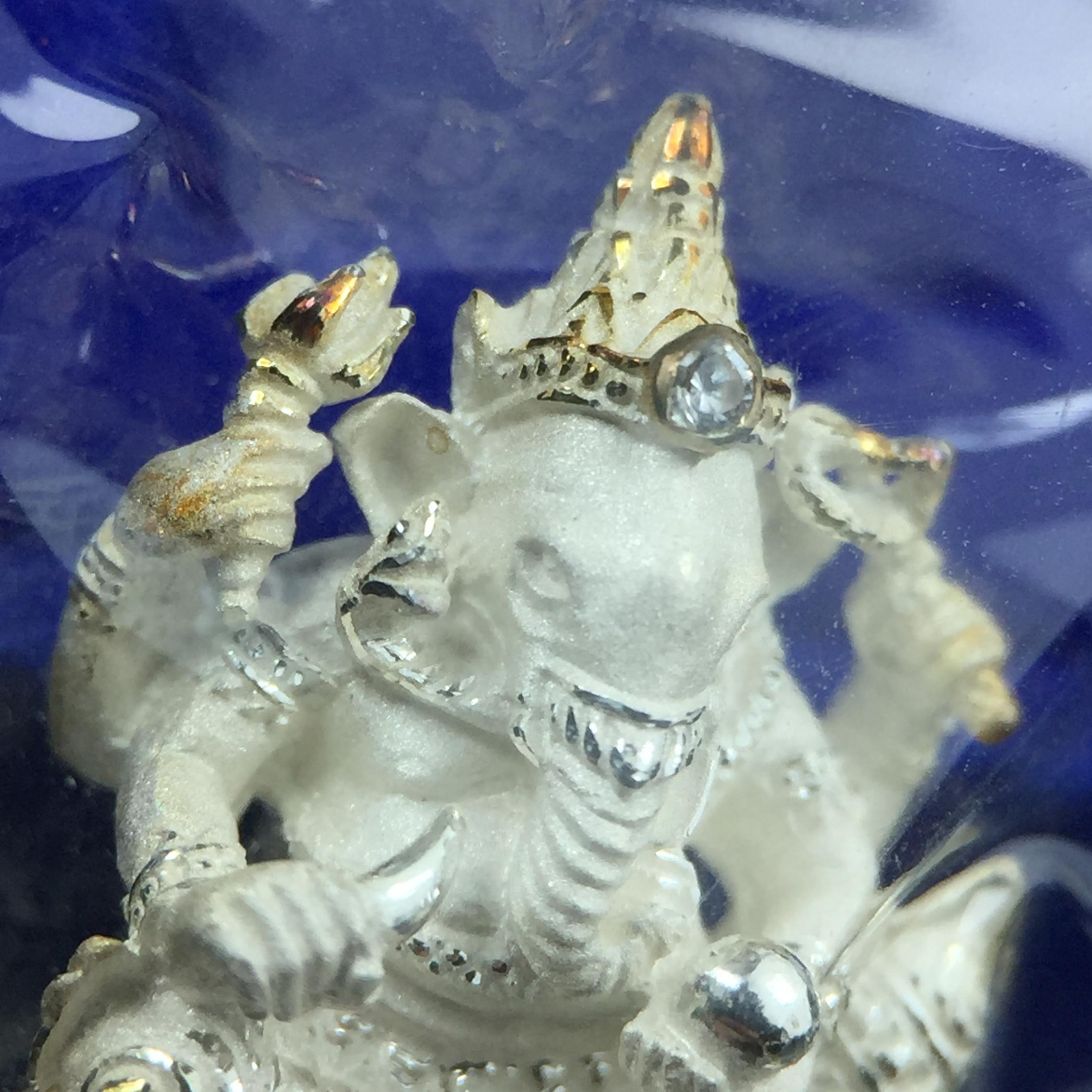 พระพิฆเณศวร วัดบวรนิเวศวิหาร ปี 2542 เนื้อเงินพ่นทรายขัดเงาบางส่วน(ฝังพลอย1เม็ด)(ขนาด 2* 1.4 ซม.) สภาพสวยซีนซองเดิมพร้อมกล่องบรรจุเดิม ตอกโค๊ดหมายเลขกำกับ(ผิวเดิมขึ้นสีรุ้งธรรมชาติ สวย)(คัดสภาพสวยเดิม พิธีใหญ่ พุทธศิลป์งดงาม)