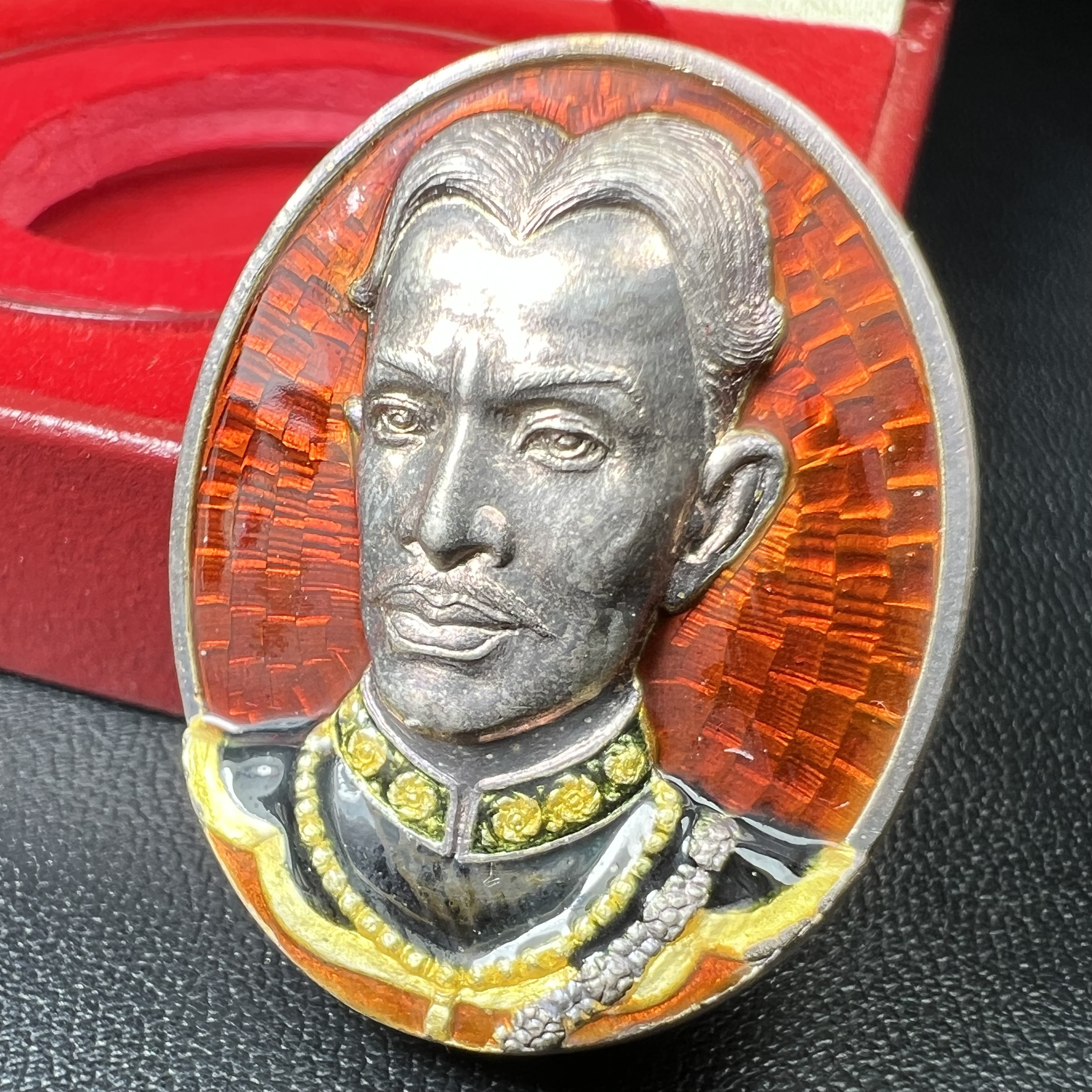 เหรียญพระบรมรูปเหมือนสมเด็จพระเจ้าตากสินมหาราช รุ่นโชคมงคล ปี 2545 เนื้อเงินลงยา พิธีเทวาภิเษก ณ อนุสาวรีย์ วัดพิชัยสงคราม ณ พระวิหารสมเด็จพระเจ้าตากสินมหาราช วัดอินทาราม ธนบุรี พิธีบวงสรวงขอบารมี ณ อนุสาวรีย์พระเจ้ากรุงธนบุรี วงเวียนใหญ่(พิธีใหญ่สภาพสวย)