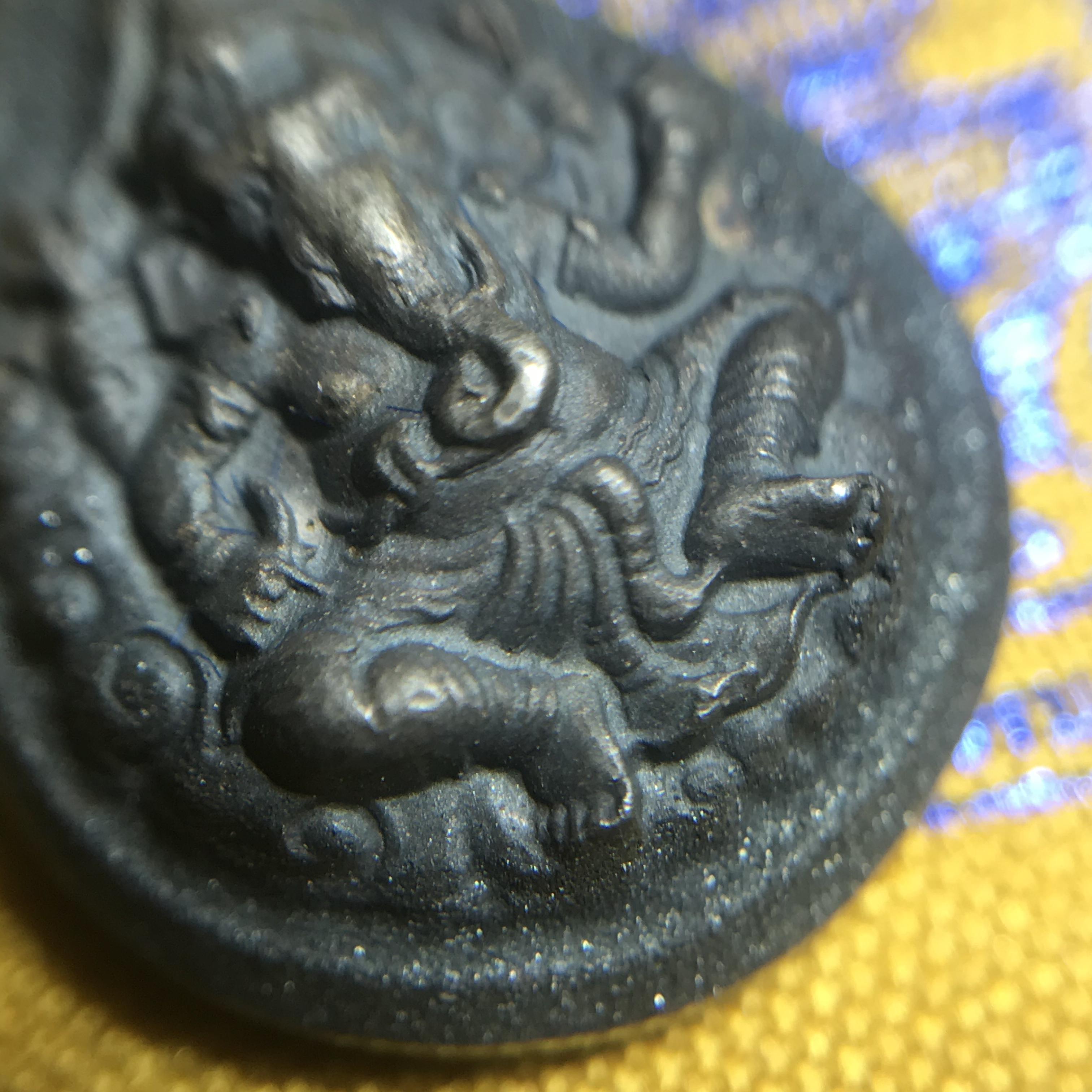 เหรียญพระพิฆเนศวร ญสส. ชุดกาญจนาภิเษกครองราชย์ 50 ปี พุทธศักราช 2538 พิมพ์เล็ก(1.9 ซม.) เนื้อเงินผิวเดิมกลับดำเข้มขลังงดงามธรรมชาติ สภาพสวยเดิมพร้อมกล่องบรรจุเดิม ตอกโค๊ดหมายเลขกำกับ(1ใน1000องค์)