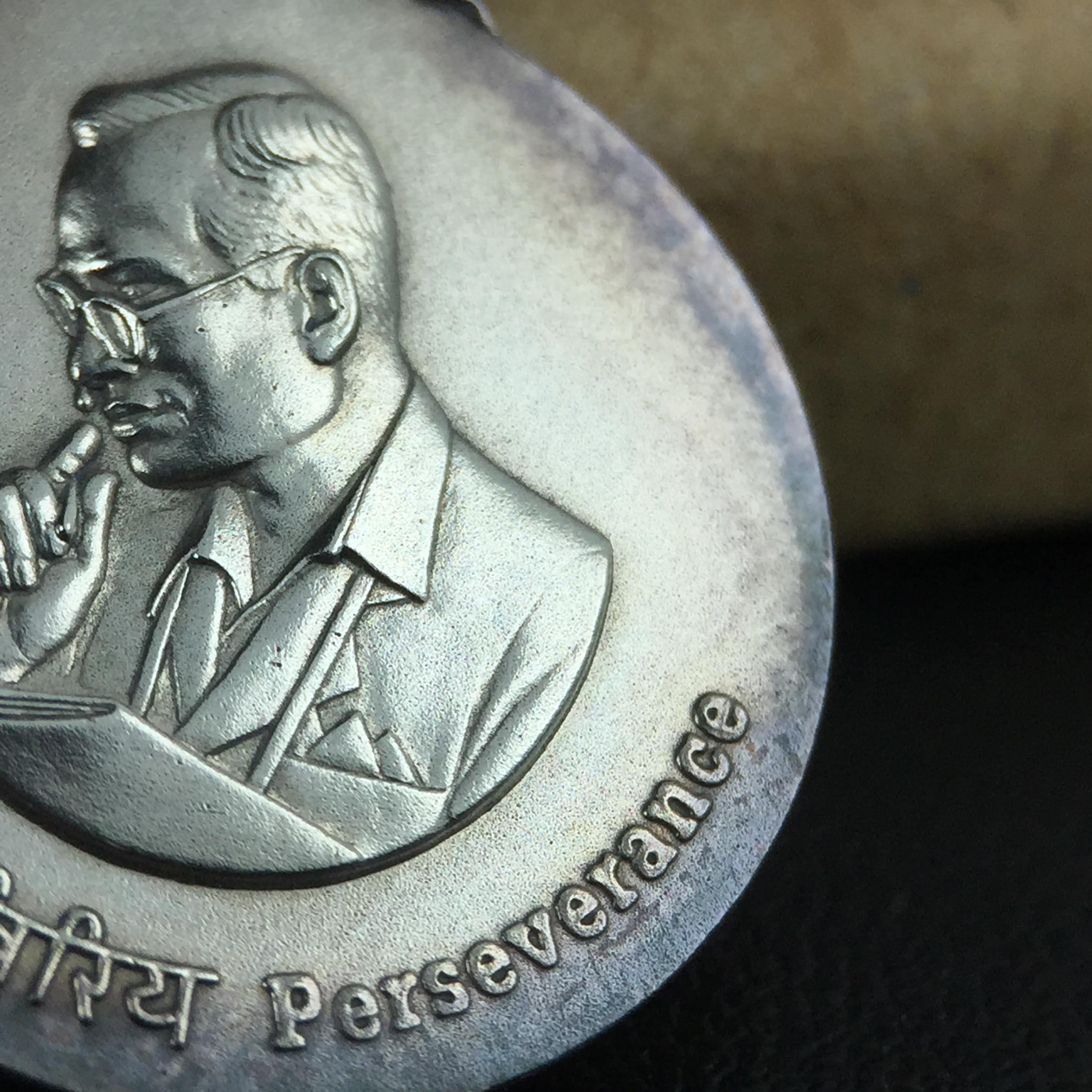 เหรียญพระมหาชนก ปี2542 พิมพ์เล็ก เนื้อเงินผิวเดิมสีรุ้งธรรมชาติแบบนิยม พร้อมหนังสือสภาพสวยครบชุด(เหรียญแห่งความเพียร)