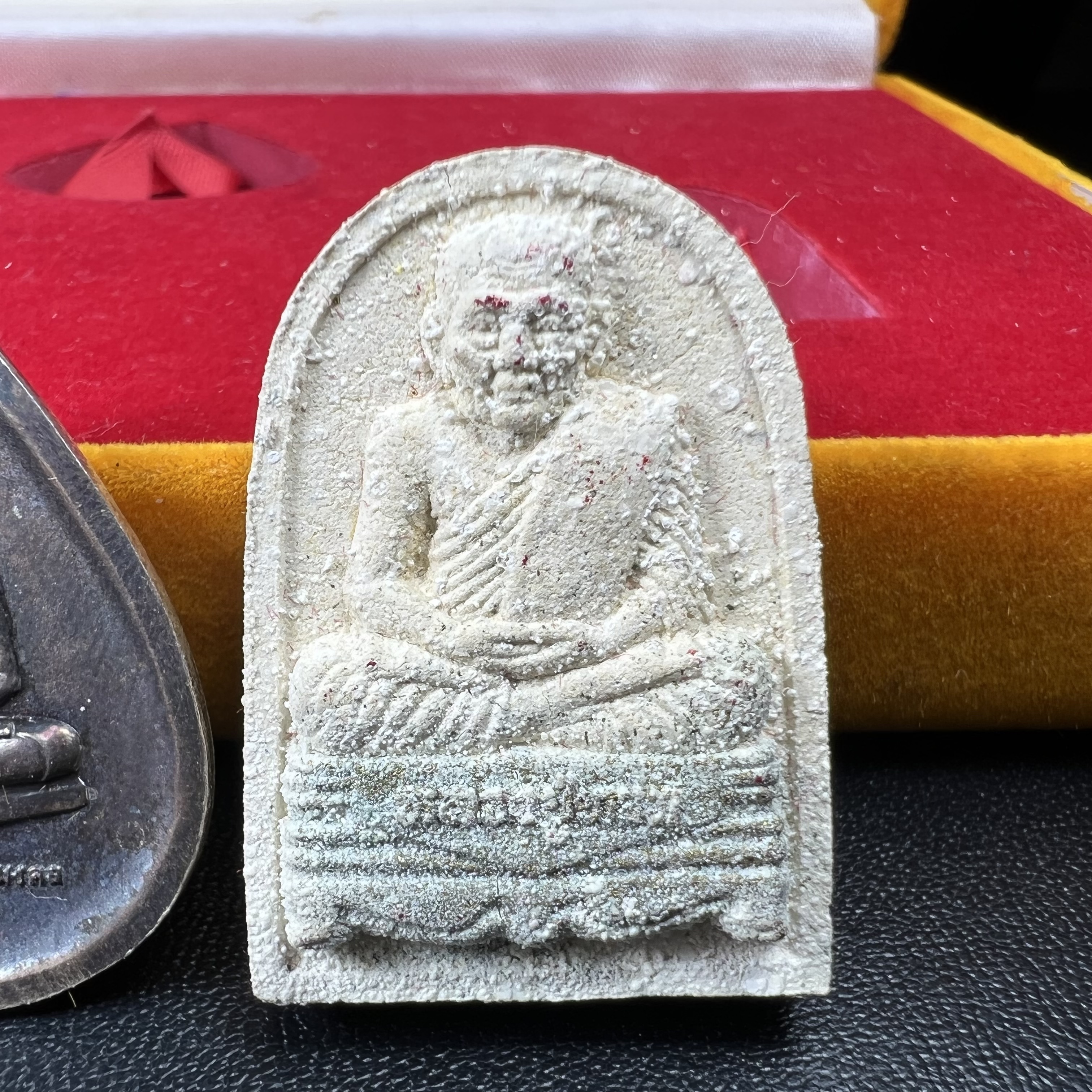 พระหลวงปู่ทวด ภปร.ปี2547 (เนื้อพิเศษกรรมการ)ทรงกลีบบัวและทรงกลีบขนุน เนื้อผงสมเด็จฯ(โรยผงตะไบ ชนวนเก่า) พร้อมเหรียญพระพุทธสิหธรรมมงคล ภปร. ทรงหยดน้ำ เนื้อเงินแท้ กล่องบรรจุเดิมครบ(1ชุด 3 องค์)(หายาก)