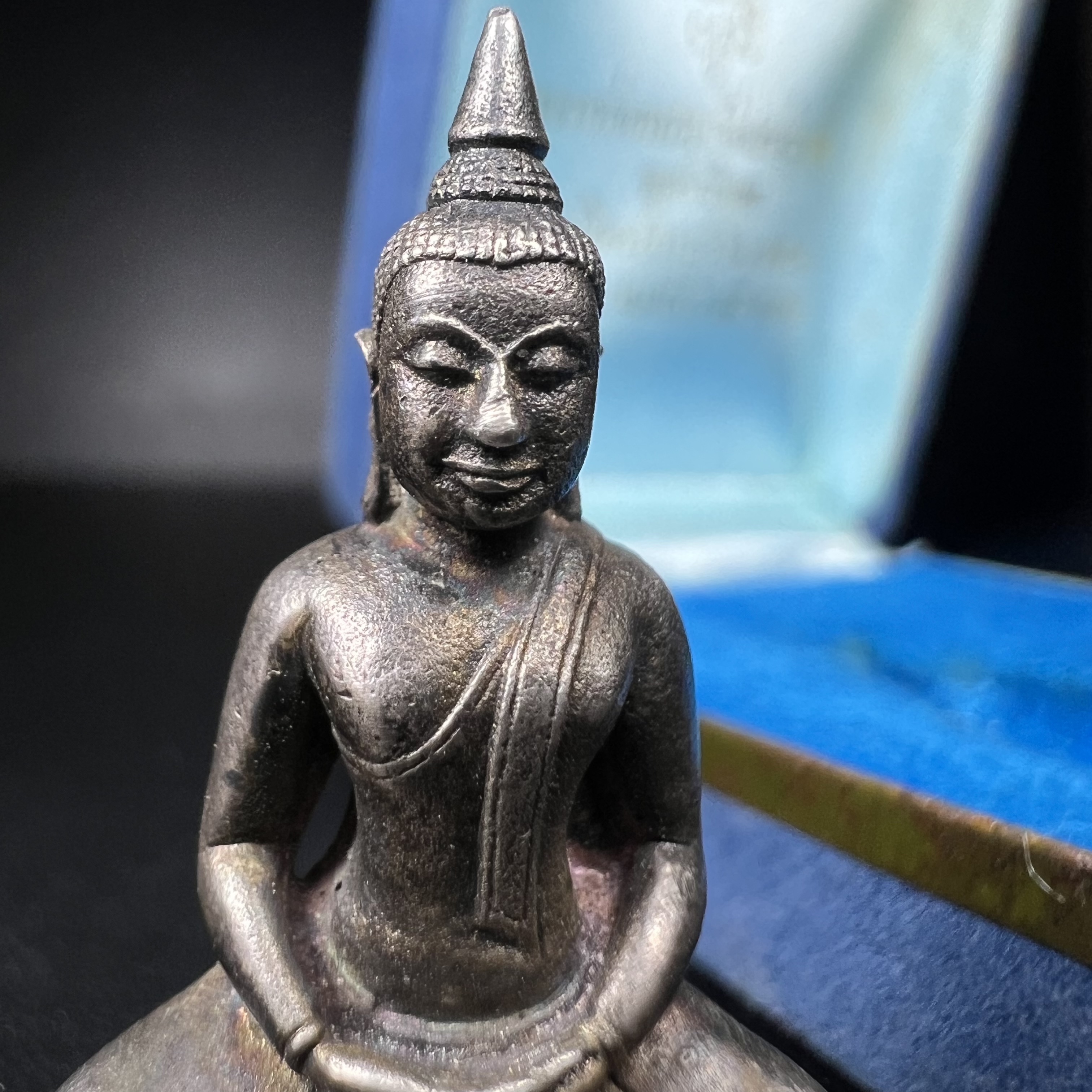 หลวงพ่อพระพุทธโสธร รุ่น ญสส. ปี 2533 พิมพ์ใหญ่เนื้อเงินผสมชนวน ผิวเดิมสวยเข้มขลังพร้อมกล่องบรรจุเดิมครบ(สมเด็จพระญาณสังวร สมเด็จพระสังฆราช เสด็จเป็นองค์ประธานเททอง)พระดีพิธีใหญ่ชนวนมวลสารเข้มขลังและเป็นอีกหนึ่งผลงานของนายช่างเกษม มงคลเจริญ งดงามทรงคุณค่า