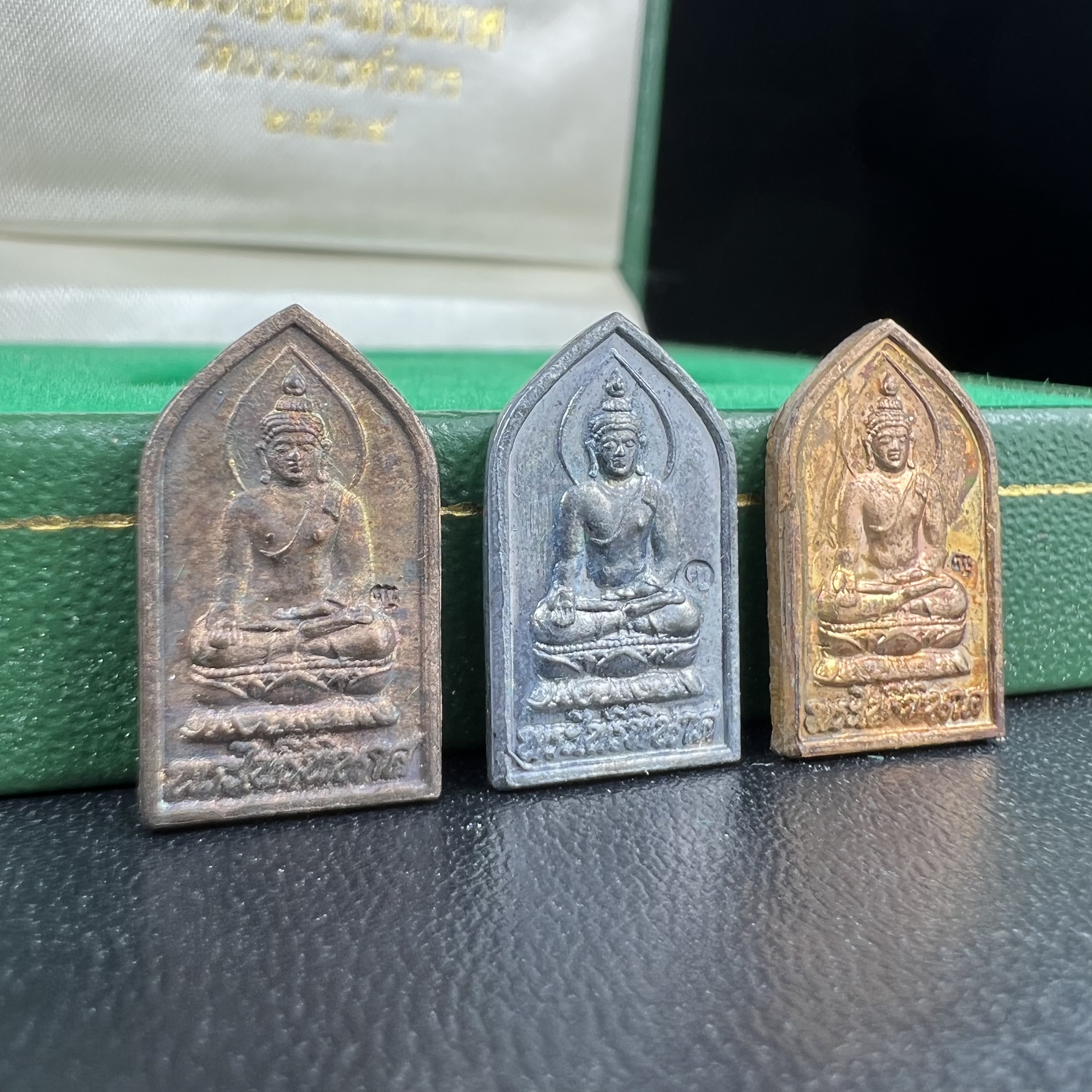 เหรียญพระไพรีพินาศ วัดบวรนิเวศราชวรวิหาร ปี2534 พิมพ์ห้าเหลี่ยม(เนื้อนวโลหะ-เนื้อเงิน-เนื้อทองแดง)(พระชุดหลักสายสมเด็จพระญาณสังวร สมเด็จพระสังฆราชองค์ที่19) (หายากสภาพสวยกล่องเดิมครบสมบูรณ์) 1ใน 700 ชุด