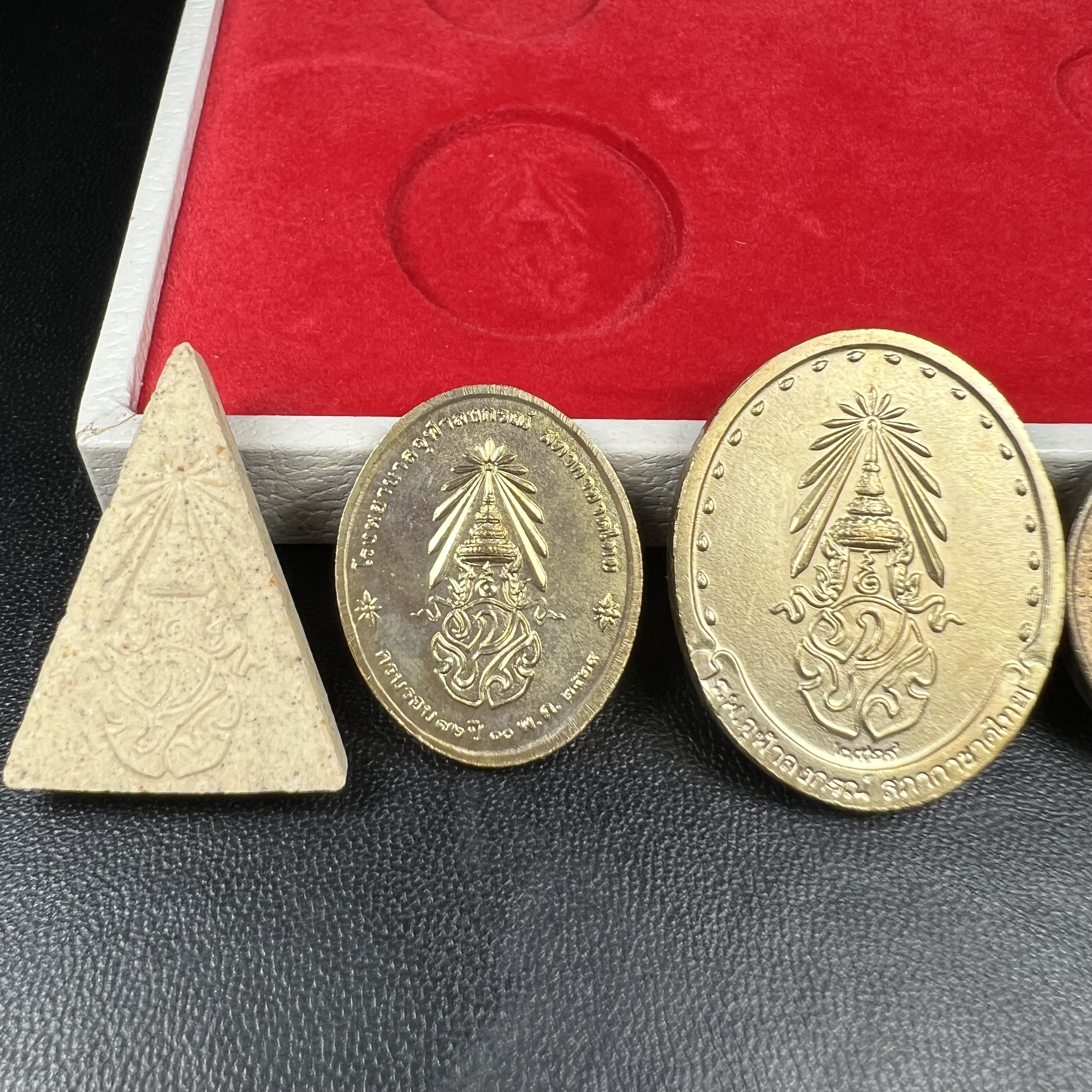 ชุดที่ระลึกครบ 72 ปี โรงพยาบาลจุฬาลงกรณ์ สภากาชาดไทย 30 พฤษภาคม พ.ศ.2529(ในหลวงรัชกาลที่9เสด็จในพิธี)พระดี พิธีใหญ่ มวลสารเส้นเกศาในหลวงรัชกาลที่ 9 ประกอบพิธีพุทธาภิเษกพร้อมกับพิธีพระกริ่งปวเรศ ปี2530 วัดบวรนิเวศและวัดพระแก้ว