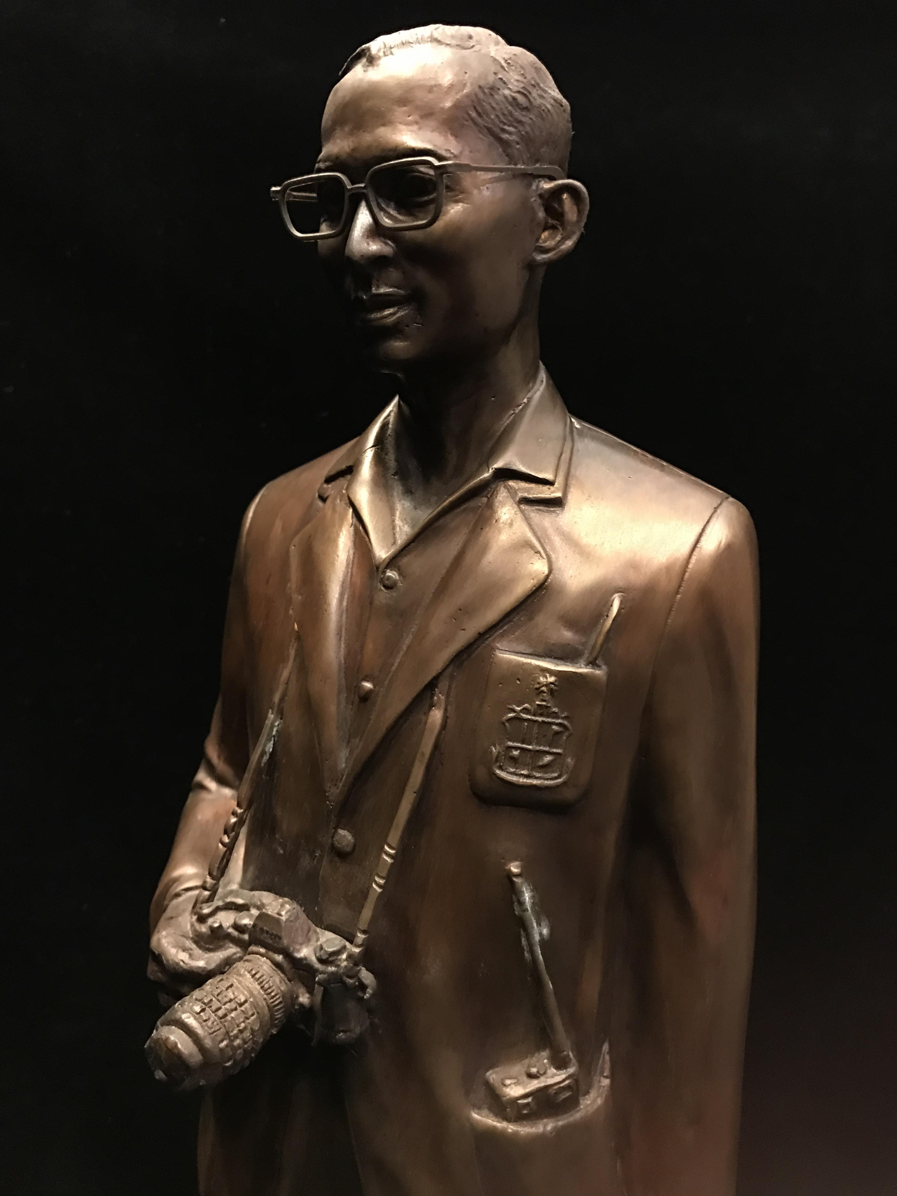 พระบรมรูป รัชกาลที่ 9 แบบทรงงาน(พระทรงเป็นยิ่งกว่ามหากษัตริย์) วัดญาณสังวรวราราม ปี2539 เนื้อโลหะผสมรมดำ ฐานกว้าง 6.5 นิ้ว สูง 22 นิ้ว(1ใน599องค์)