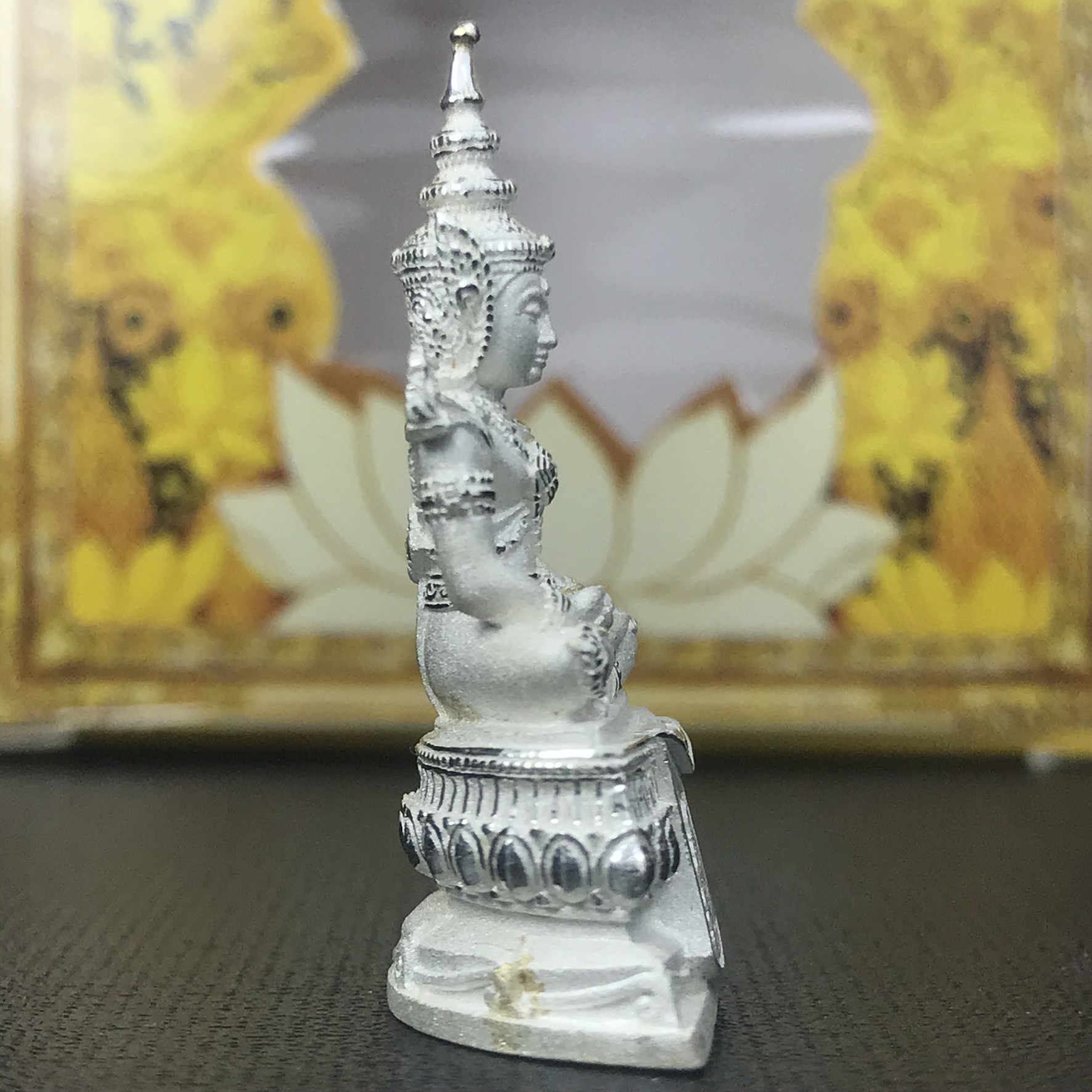 พระแก้วมรกต(จำลอง)ลอยองค์ ขนาดหน้าตัก 1/2 นิ้ว ทรงเครื่องฤดูร้อน เนื้อเงิน ตราสัญลักษณ์ฉลองสิริราชสมบัติ ครบ 60 ปี พ.ศ.2549(สภาพสวย ครบ สมบูรณ์))