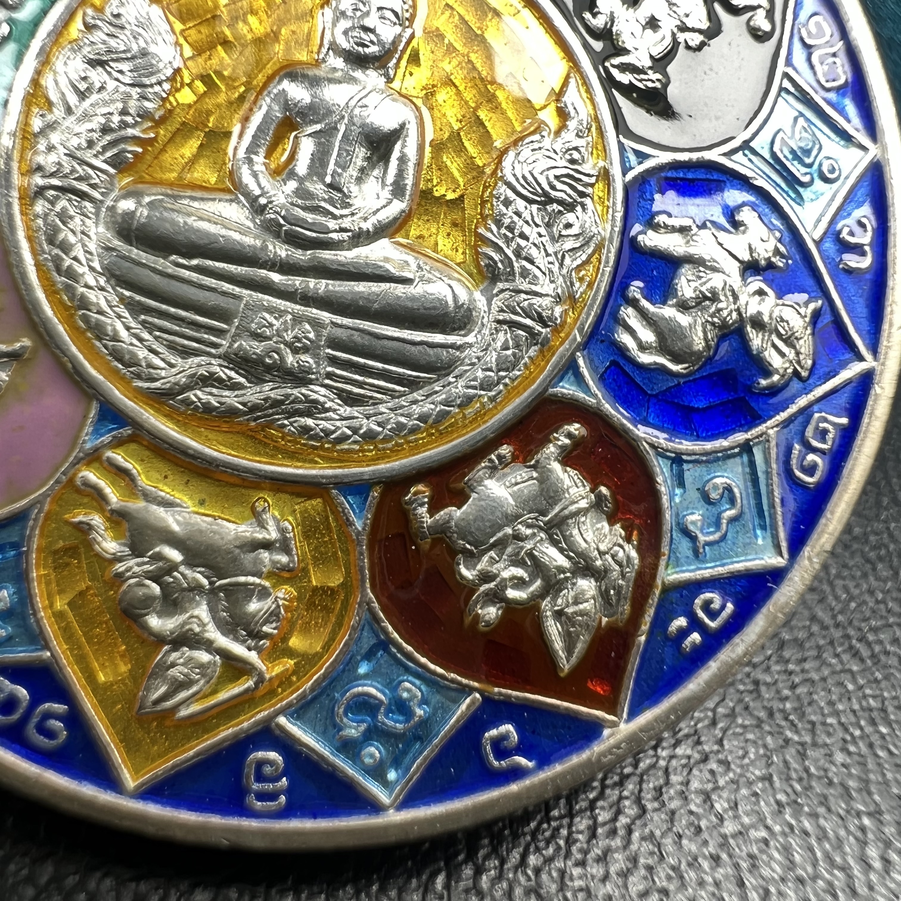 เหรียญหลวงพ่อโสธร รุ่นดวงชะตาคู่ชีวิต พิธีมหาจักรพรรดิตราธิราชครั้งยิ่งใหญ่ พิธีสวดนพเคราะห์เพื่อความเป็นสิริมงคล ปี 2547 ณ พระอุโบสถวัดโสธรวรารามวรวิหาร จ.ฉะเชิงเทรา เนื้อเงินลงยาราชาวดี ขนาด 3.2 ซม.พร้อมกล่องบรรจุเดิมสภาพสวยครบสมบูรณ์