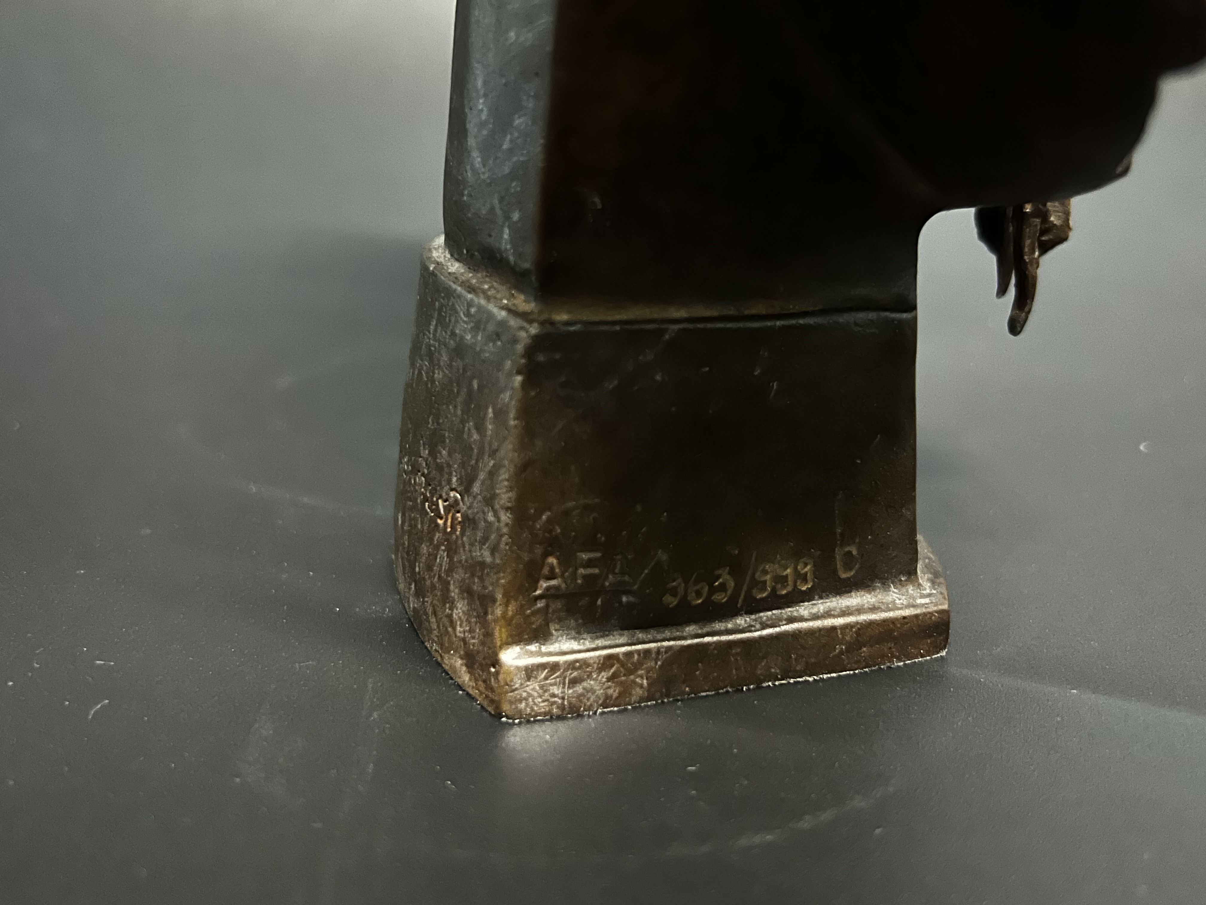 พระบรมรูปในหลวงรัชกาลที่9 รุ่นเฉลิมพระเกียรติ ปี2545 สูง 9 นิ้ว ฉลองพระองค์เต็มยศสายสะพายมหาจักรี สายสร้อยจุลจอมเกล้า ส่วนฐานประดับอักษรพระปรมาภิไธย ภ.ป.ร.(พิธีปลุกเสกวัดพระแก้ว)