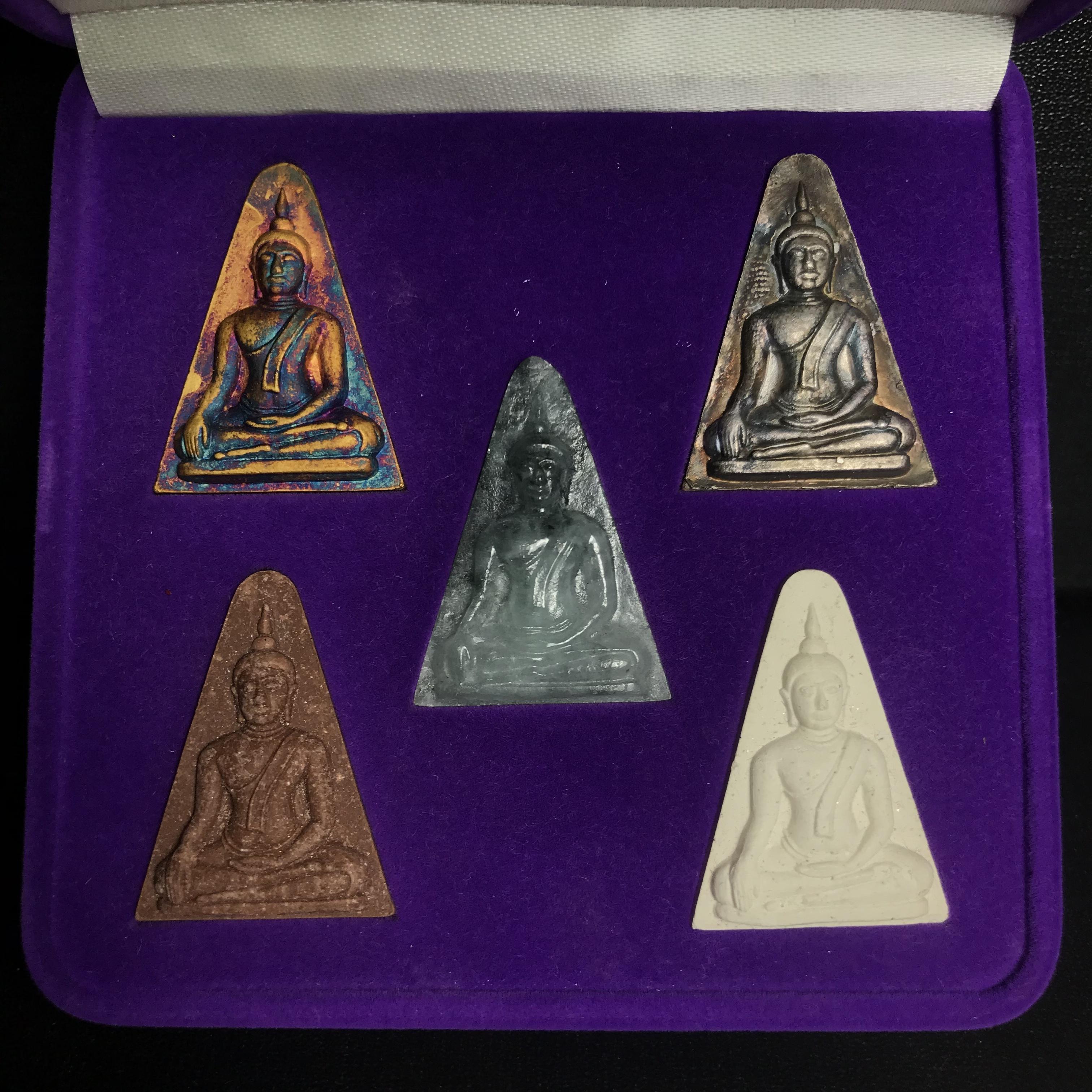 พระนางพญาเสน่ห์จันทร์ สธ. สร้างในวโรกาสทรงเจริญพระชนมายุ 50 พรรษา สมเด็จพระเทพฯ พ.ศ.2548 ชุดพิเศษ (1 ใน 5000 ชุด)หายาก