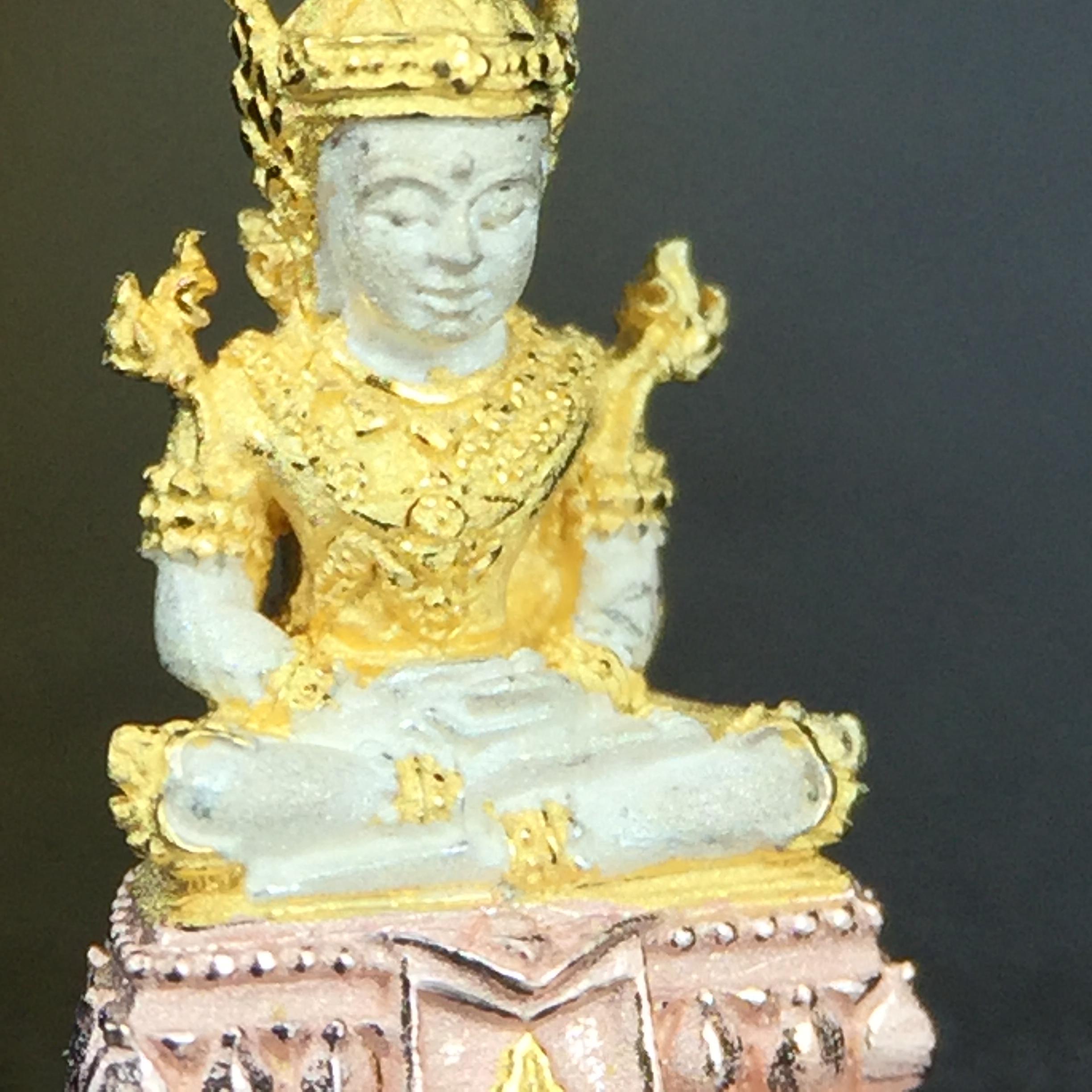 พระแก้วมรกต(จำลอง)ลอยองค์ ขนาดหน้าตัก 1/4 นิ้ว ทรงเครื่องฤดูร้อน เนื้อเงินสามกษัตริย์ ตราสัญลักษณ์ฉลองสิริราชสมบัติครบ 60 ปี พ.ศ.2549(สภาพสวย ครบ สมบูรณ์)