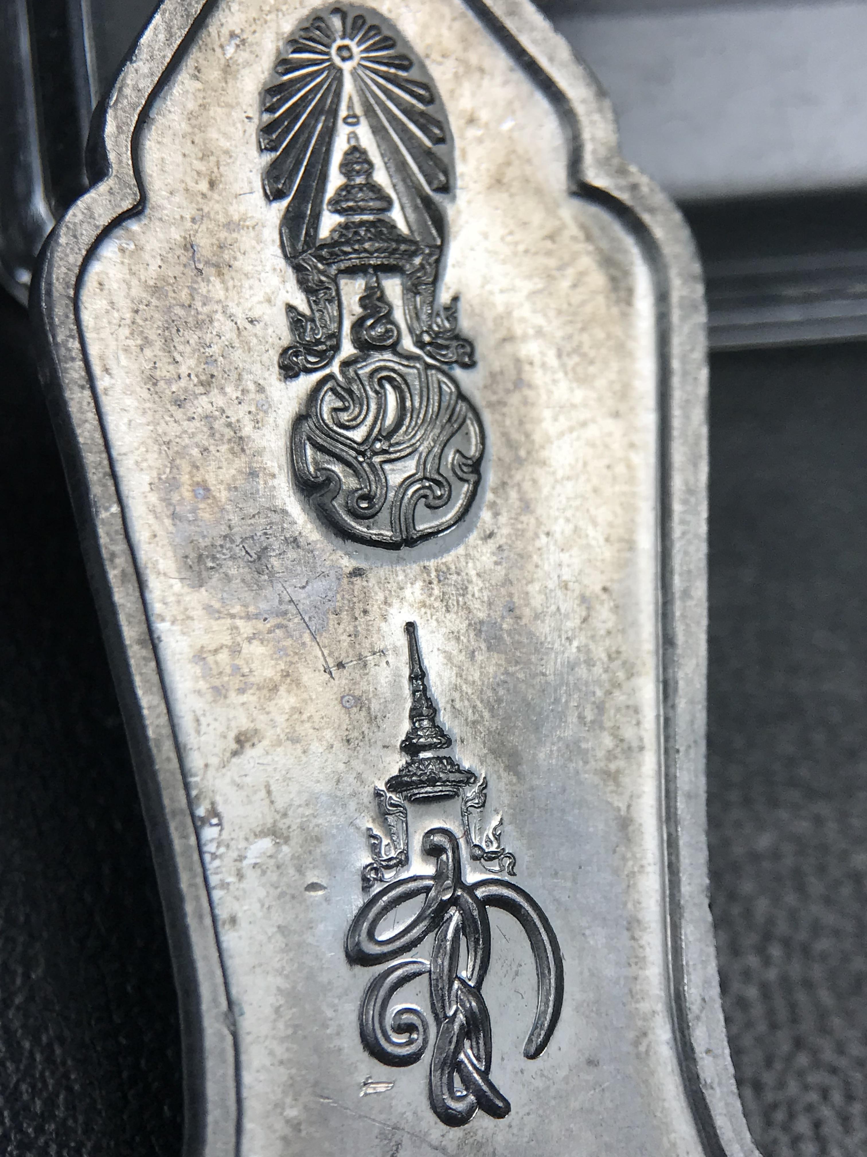 เหรียญที่ระลึกพระพุทธเมตตาประชาไทยไตรโลกนาถคันธารราฐอนุสรณ์ หลัง ภปร. และ สก. วัดทิพย์สุคนธาราม จ.กาญจนบุรี ปี 2558 เนื้อชิน(ตะกั่ว) ขนาดสูง 4.6 ซม. ที่ระลึก ร.9 พระชนมพรรษาครบ 7 รอบ และ สมเด็จพระราชินี พระชนมพรรษา 80 พรรษา พิธีใหญ่