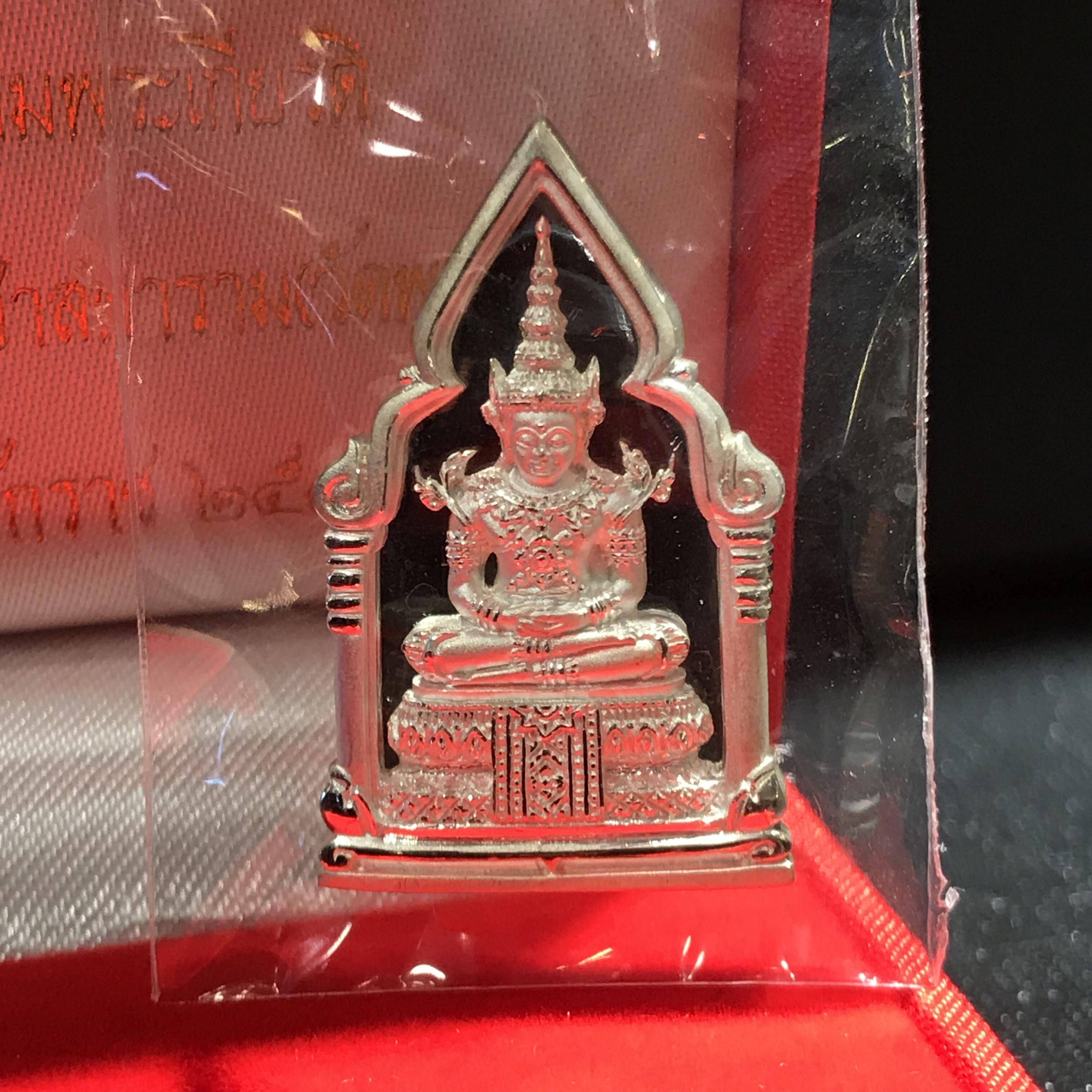 พระพุทธมหามณีรัตนปฎิมากร(พระแก้วมรกต)รุ่น เฉลิมพระเกียรติ วัดพระศรีรัตนศาสดารามราม(วัดพระแก้ว) ปี2543 เนื้อเงิน พิมพ์ซุ้มกนกใหญ่ สภาพสวยซีนเดิมกล่องครบ