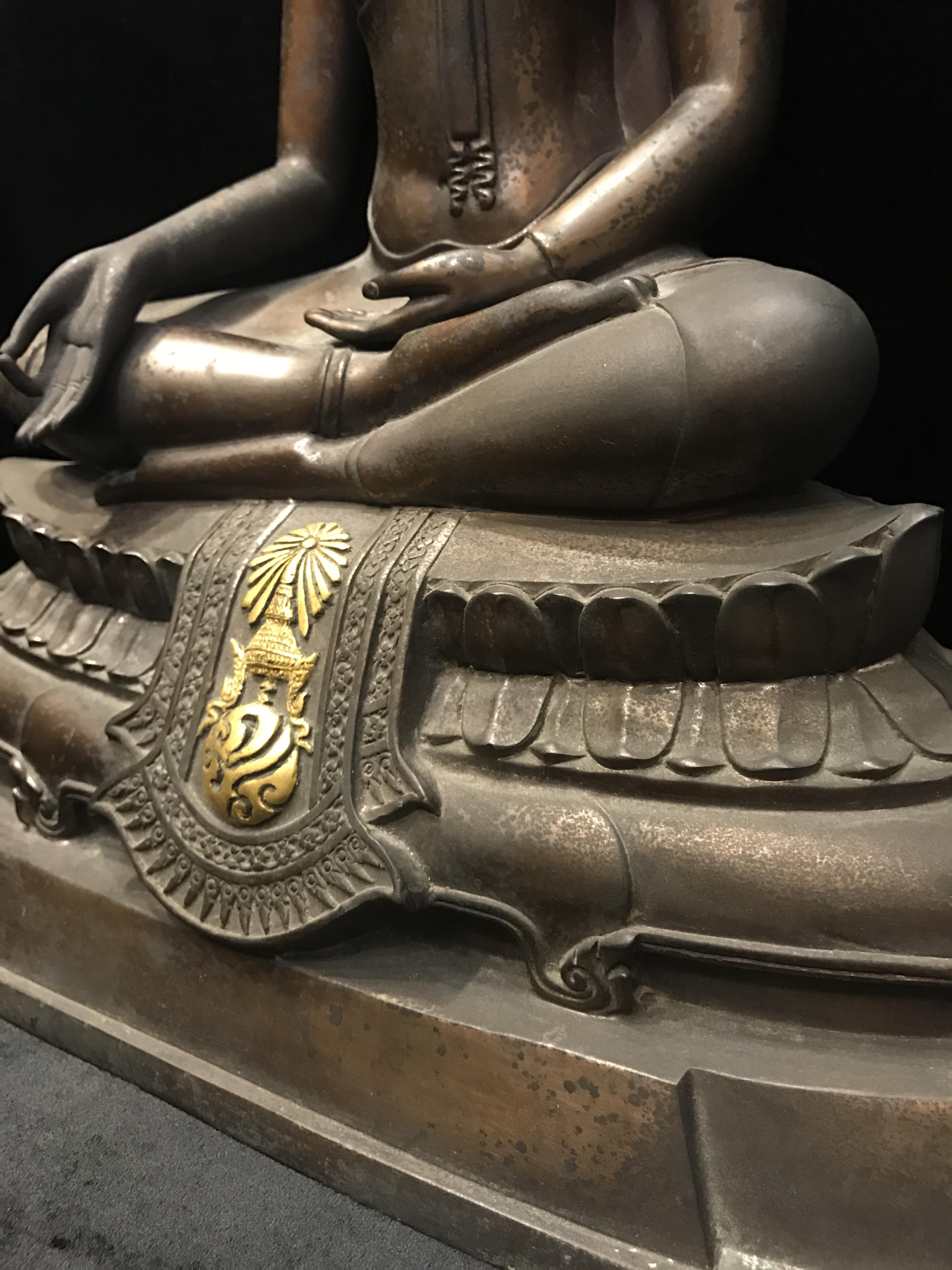 พระบูชา ภปร ในวาระโอกาสเฉลิมพระเกียรติ พระบาทสมเด็จพระเจ้าอยู่หัว ทรงครองราชย์ครบ 50 ปี (กาญจนาภิเษก) พ.ศ.2539 ออกโดย มหาวิทยาลัยนเรศวร หน้าตัก9นิ้ว