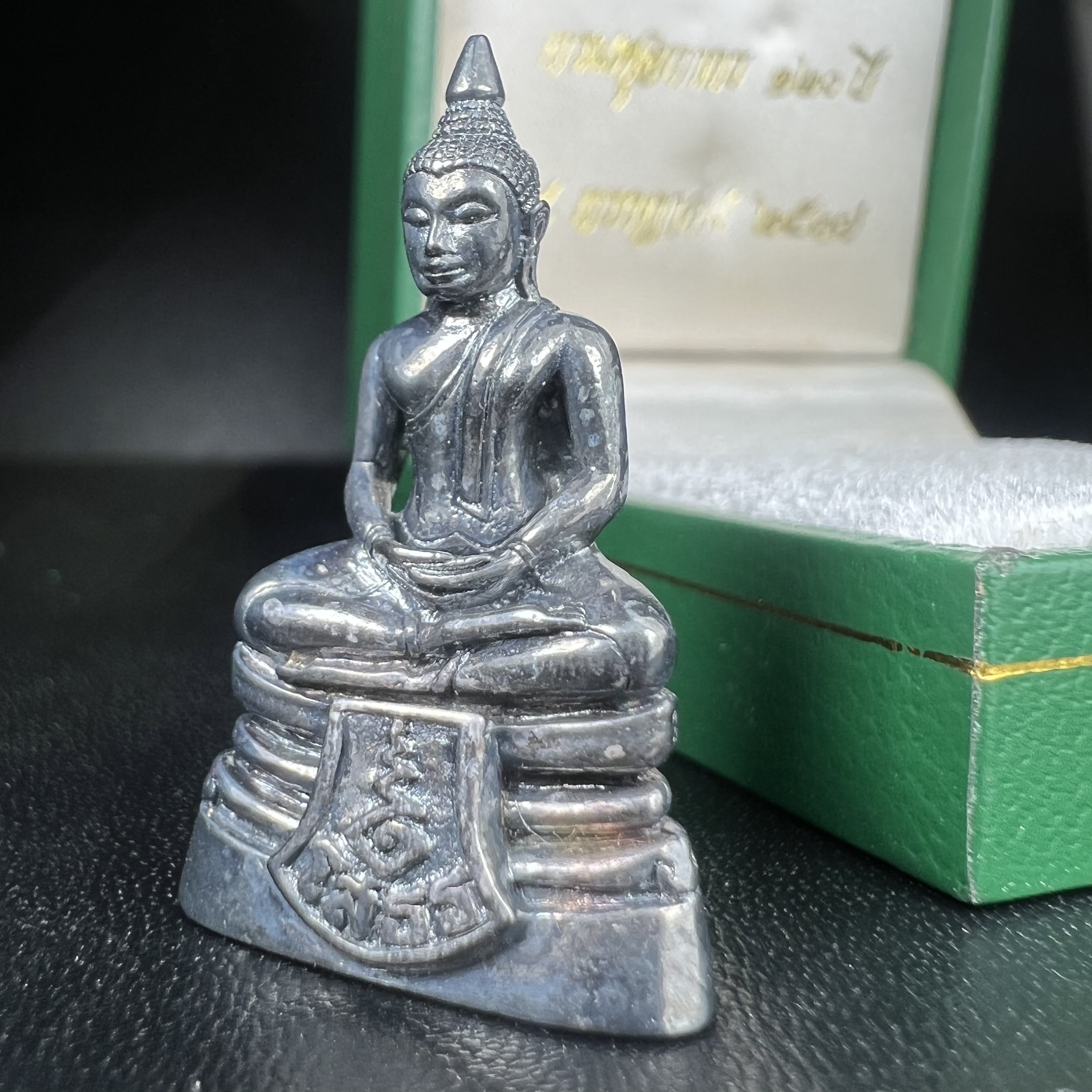 พระพุทธโสธร รุ่น กศก. 120 ปี เนื่องในโอกาสครบ 120 ปี กรมศุลกากร กระทรวงการคลัง จัดสร้าง ปี 2537 เนื้อเงินบริสุทธิ์ 99.9% ผิวขัดเงาลงดำ(งานบริษัท แพรนด้า จิวเวลรี่)สวยงดงาม ทรงคุณค่า