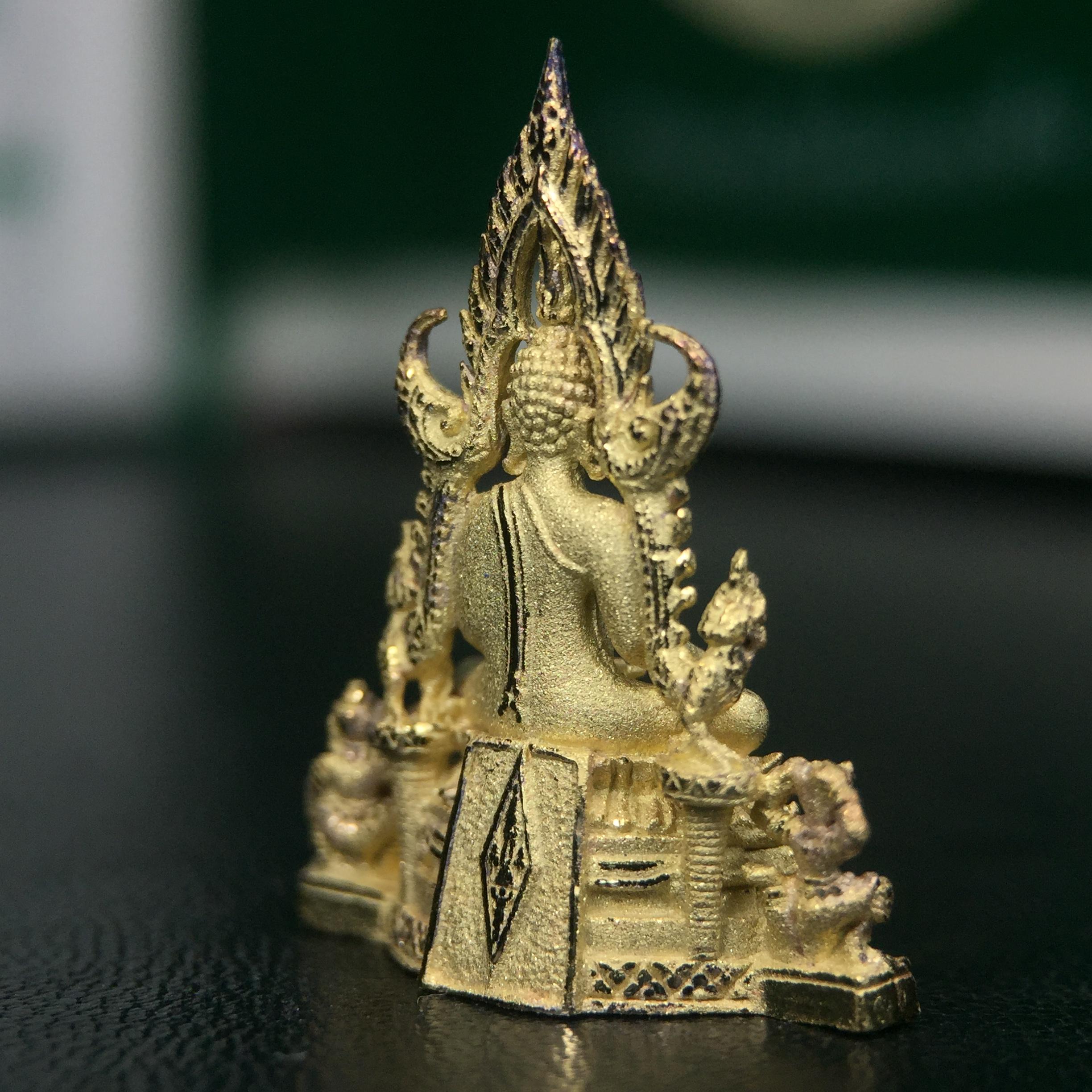 พระพุทธชินราช ภปร. ในวโรกาสพระราชพิธีมหามงคล เฉลิมพระชนมายุ6รอบ 5ธันวาคม2542 มูลนิธิพิทักษ์ดวงตาประชาชน จัดสร้าง เนื้อเงินบริสุทธิ์ 99.9% แบบชุบทองประกายเพชร 3 ไมครอน พิมพ์กลาง ขนาดสูง 2.4 ซม. พร้อมกล่องบรรจุเดิม