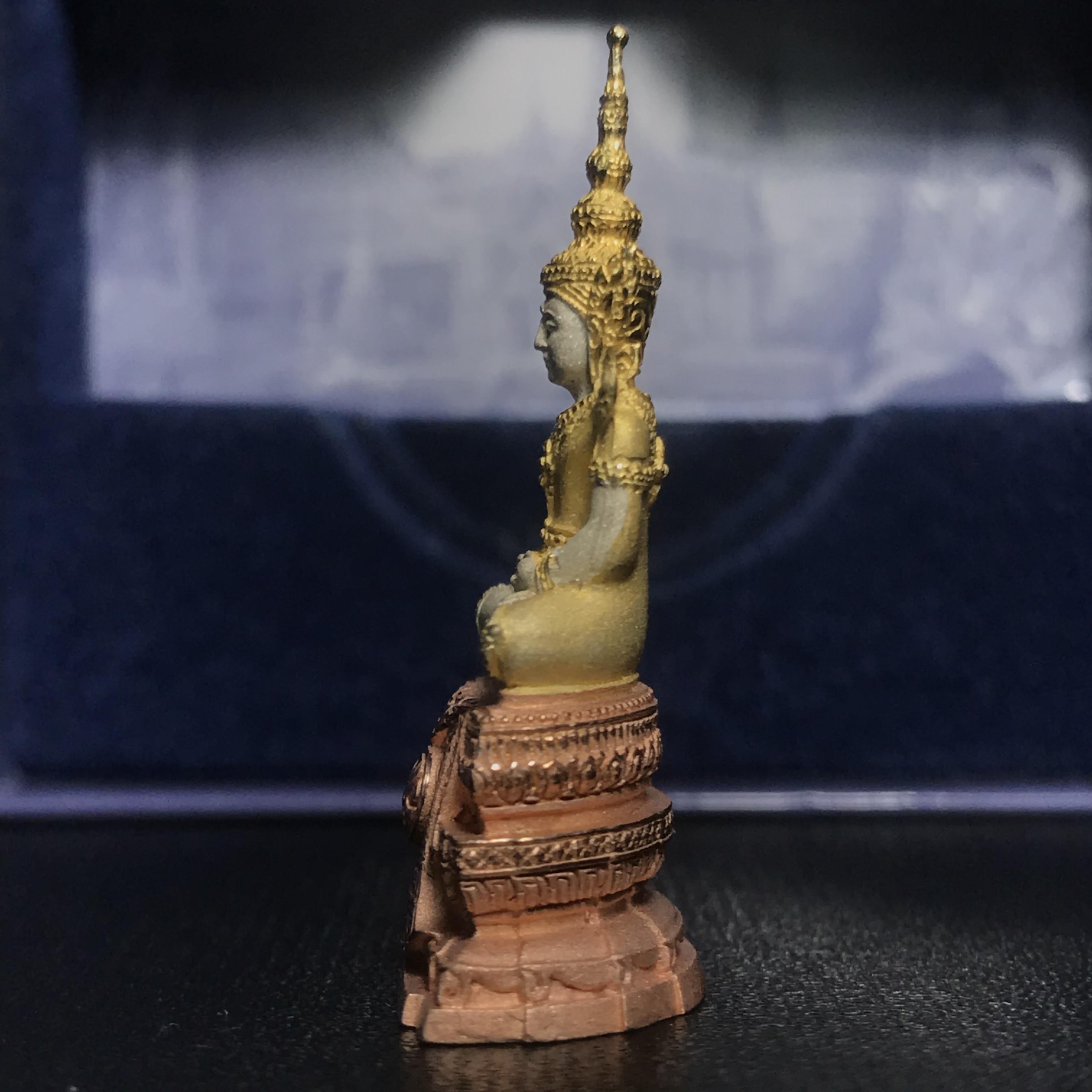 พระแก้วมรกต ภปร. ปี2547 จัดสร้างโดย รพ.ภูมิพลฯ เนื้อเงิน (3 กษัตริย์)ลอยองค์ หน้าตัก 1/2 นิ้ว(1ใน3000องค์)