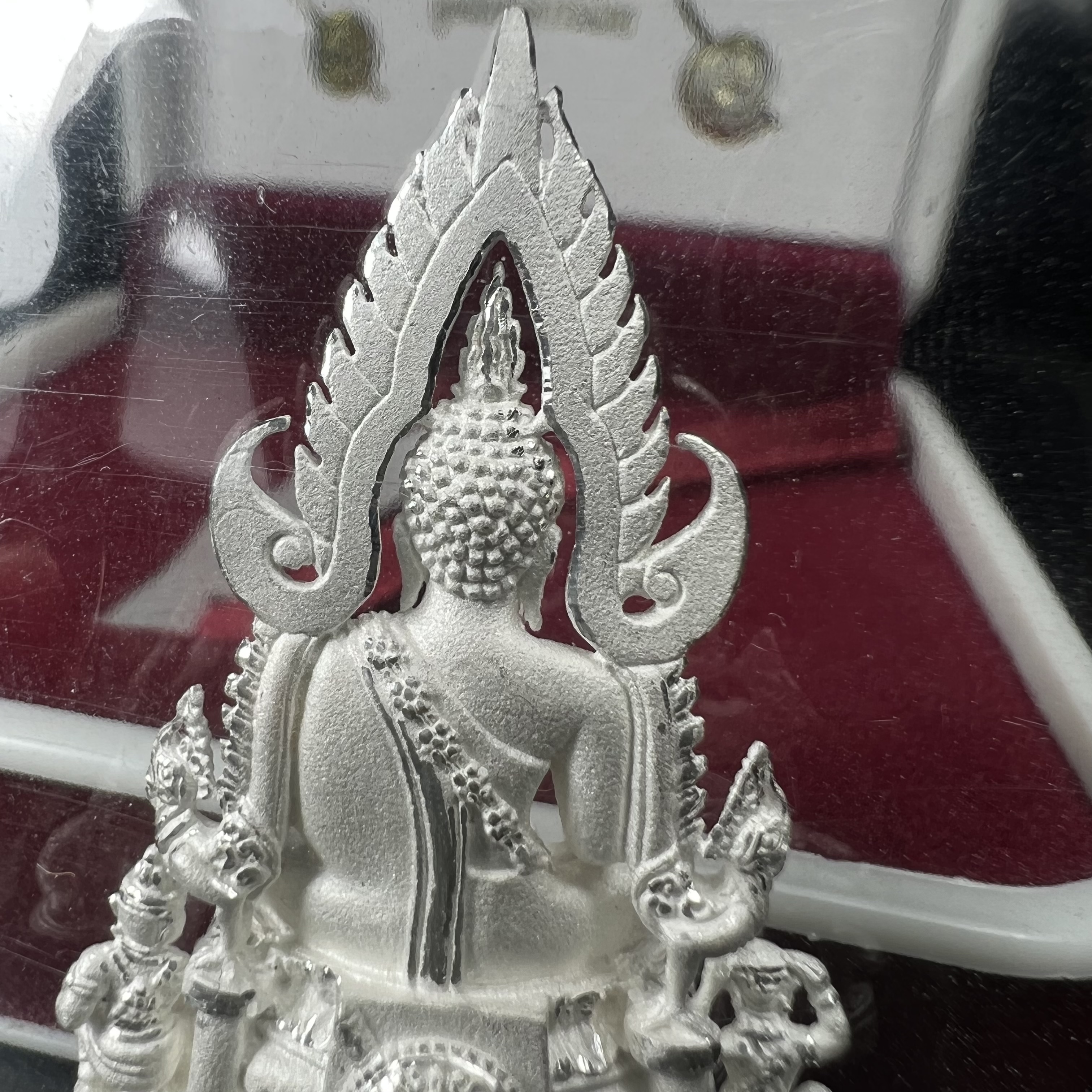 พระพุทธชินราช รุ่น ประวัติศาสตร์ มูลนิธิเพื่อตำรวจไทยจัดสร้าง ปี 2562 เนื้อเงินขัดเงา พิมพ์พระพุทธชินราช ลอยองค์ แบบจิวเวอร์รี่(ขนาดสูง 3.5 ซม.) (สภาพ สวย ซีนซองเดิม กล่องบบรรจุเดิมครบสมบูรณ์)