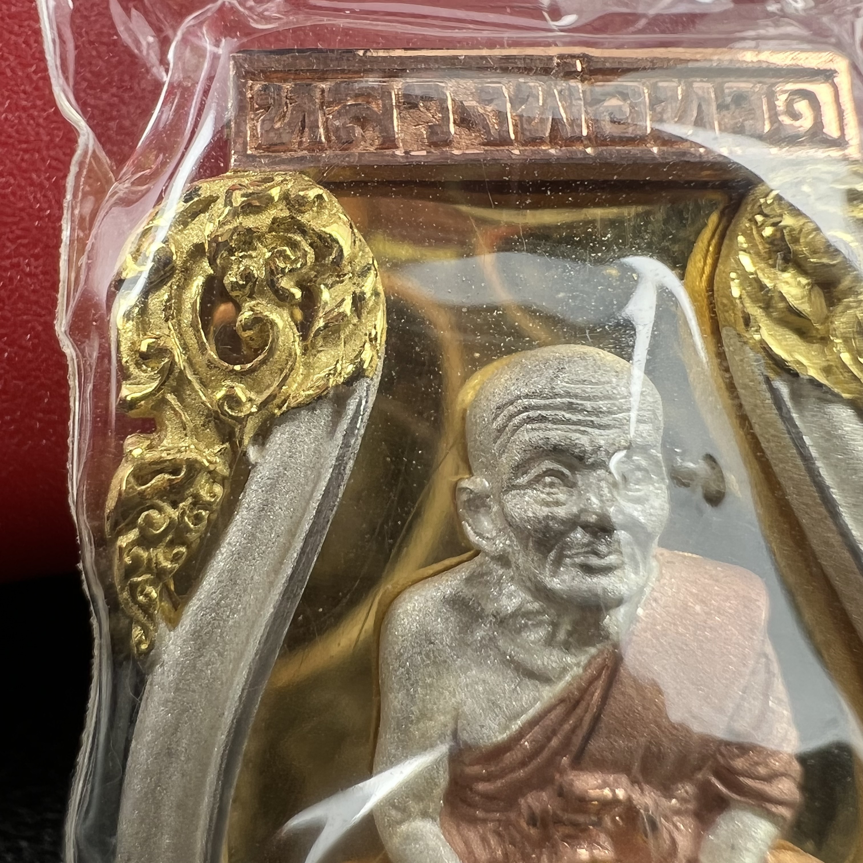 หลวงพ่อทวดเหยียบน้ำทะเลจืด รุ่นครบรอบกระทรวงกลาโหม 115 ปี พิธีปลุกเสก ณ มหาเจดีย์วัดพะโค๊ะ และบนเรือรบหลวงกองเรือยุทธการภาคที่ 2 กลางทะเล จังหวัดสงขลา ปี2545 เหรียญทรงเสมาเนื้อเงินสามกษัตริย์(ฉากพื้นหลังผิวกระจก) ตอกโค๊ตและหมายเลข ซีนซองเดิมกล่องบรรจุเดิม