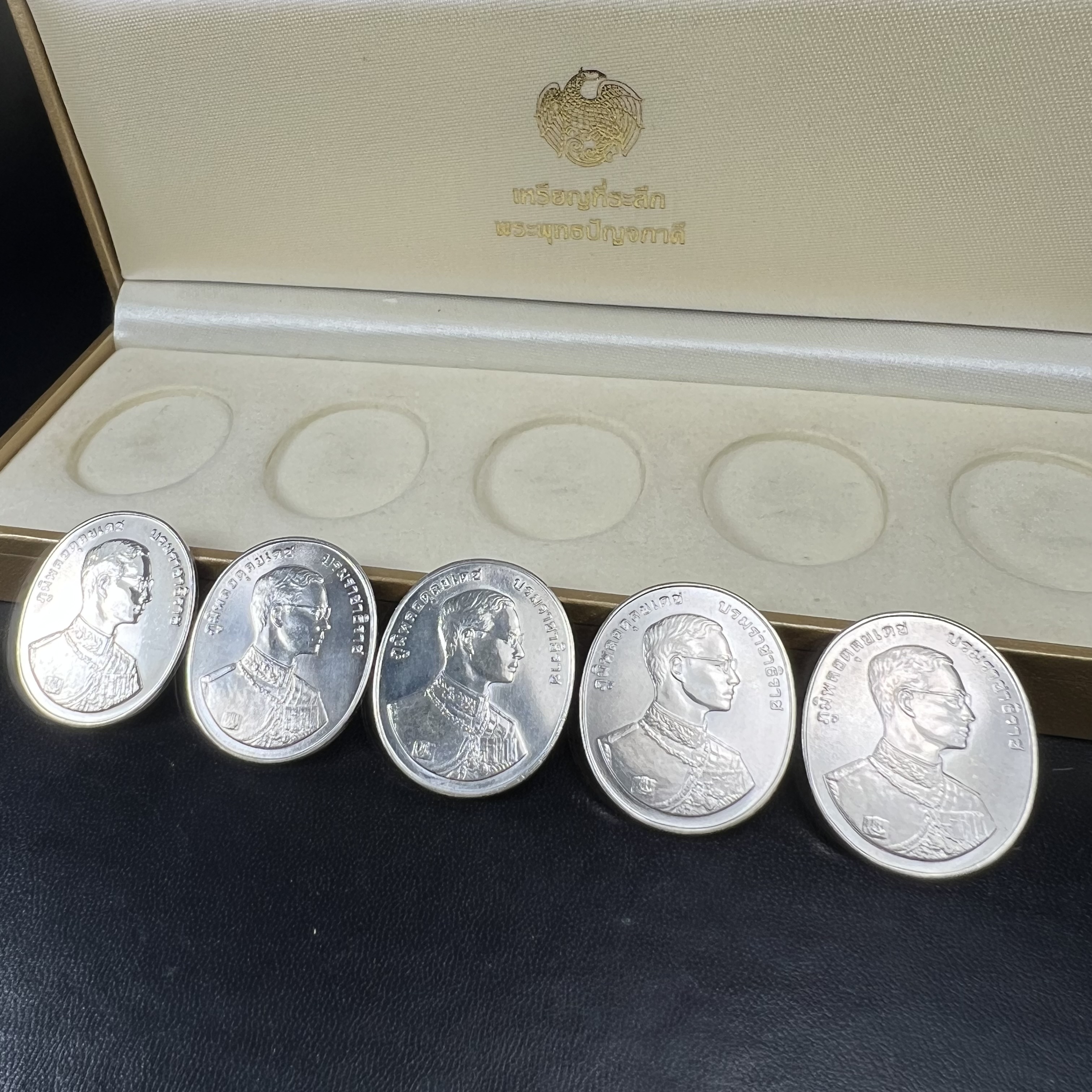 ชุดเหรียญพระพุทธปัญจภาคี ปี 2539 ครบชุด 5 เหรียญ พิมพ์ใหญ่ขนาดสูง 3 ซม. เนื้อเงิน โค๊ต ง.(เงิน) บล็อกกษาปณ์ พร้อมกล่องบรรจุซีนซองเดิมครบสภาพสวย เนื่องในมหามงคลวโรกาสที่ในหลวงรัชกาลที่ 9 ทรงครองสิริราชสมบัติครบ 50ปี พิธีใหญ่ ณ พระอุโบสถวัดพระแก้ว