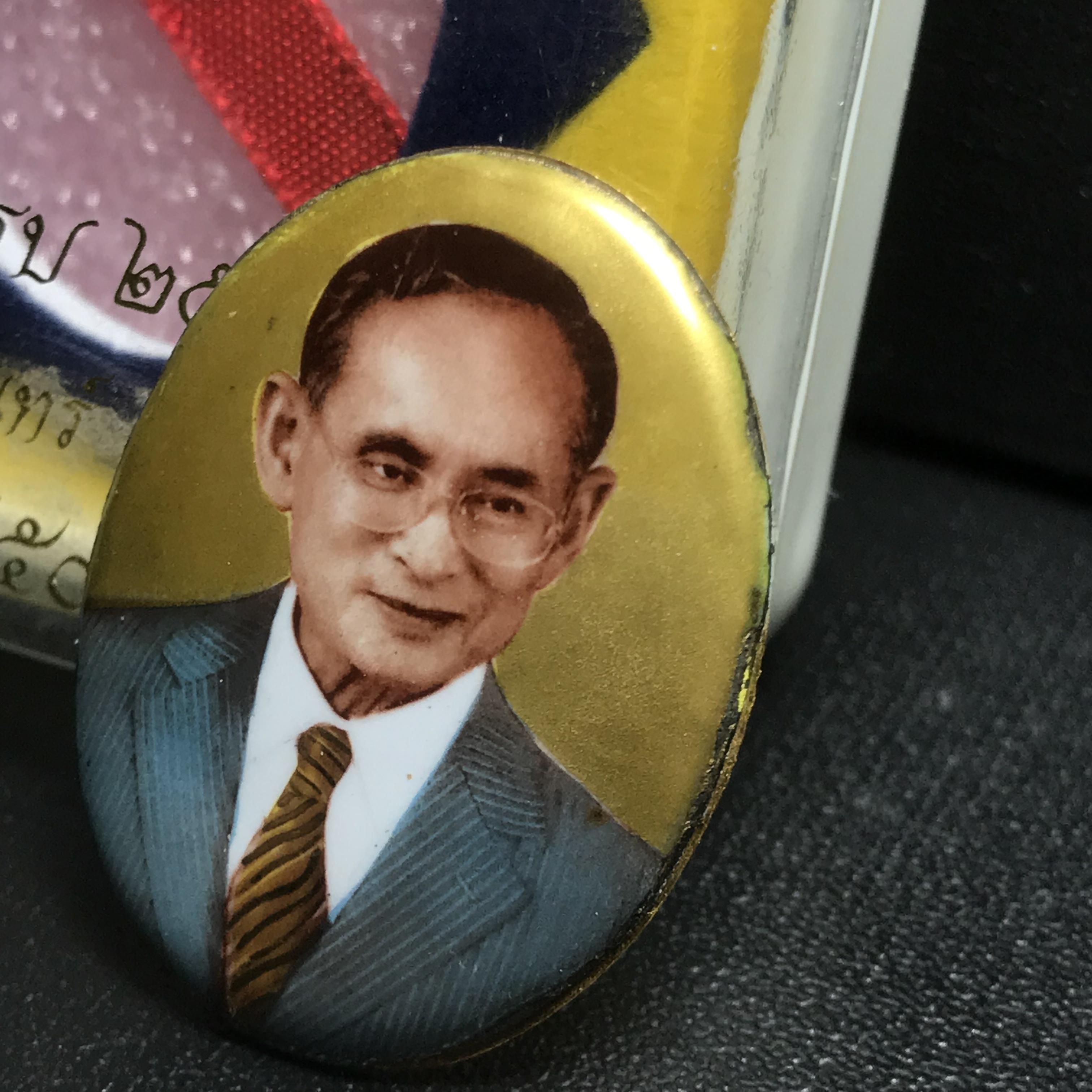 ล็อกเกตในหลวงรัชกาลที่9 ที่ระลึกครบ 25 ปี มูลนิธิศรีรัตนโกสินทร์ วัดสุทธาราม พ.ศ. 2550 พิมพ์ทรงวงรีรูปไข่ใหญ่ ฉากสีทอง หลังปิดแผ่นทองคำ ฝังพระยอดธง บรรจุมวลสารจิตรลดาและเกศาในหลวง ร.9 (หมายเลข 3)(นัมเบอร์สวยเลขตัวเดียว)(นิยมหายากสุด)(1 ใน 422 องค์)