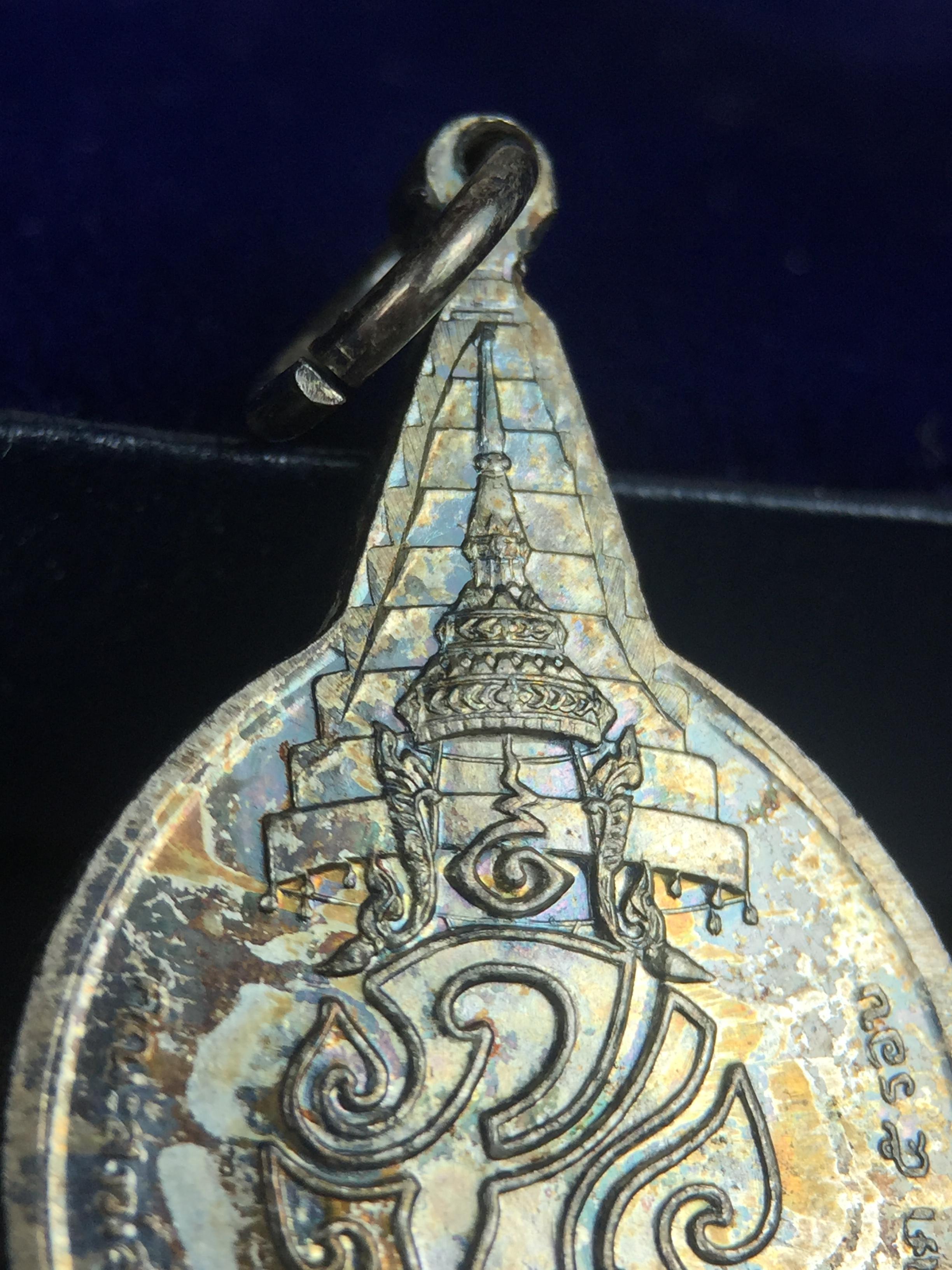 เหรียญพระชัยหลังช้าง ภปร. ครบ 5 รอบ ในหลวงรัชกาลที่9 พ.ศ.2530 พิมพ์เล็ก เนื้อเงิน(หนัก 2 สลึง)(สภาพผิวเดิมขึ้นสีรุ้งธรรมชาติสวยมาก)หายาก สภาพสวยเดิมพร้อมกล่องบรรจุเดิมครบสมบูรณ์(พิธีใหญ่ รุ่นยอดมนิยม)