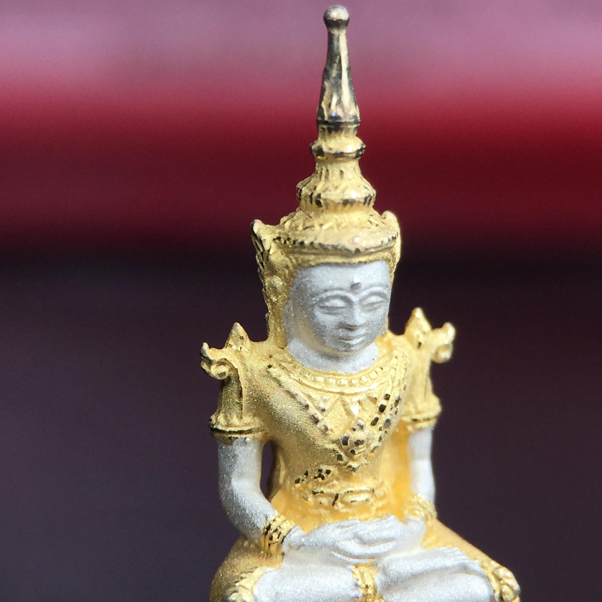 พระแก้วมรกต ภปร.(รุ่นแรก) ปี2545 จัดสร้างในมหาวโรกาส พระบาทสมเด็จพระเจ้าอยู่หัวรัชกาลที่ 9 ครบรอบ 75 พรรษา และฉลองกรุงรัตนโกสินทร์ครบ 220 ปี พิมพ์ลอยองค์เล็ก เนื้อเงินบริสุทธิ์ 92.5%(สามกษัตริย์) ขนาด 10*19 มม. พร้อมกล่องเดิมสวยครบสมบูรณ์(องค์หมายเลข4842)