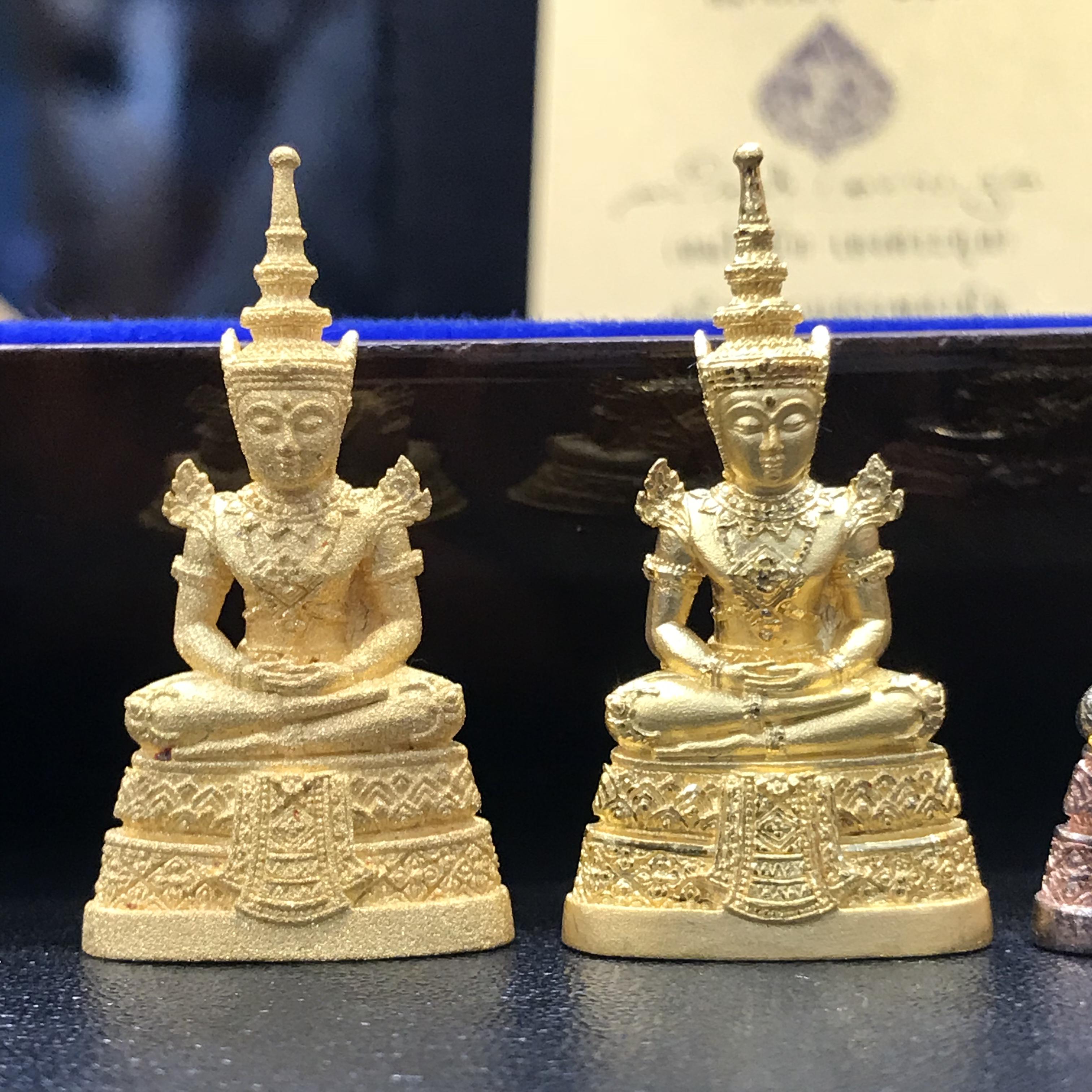 พระแก้วมรกต กรมสรรพสามิตจัดสร้างขึ้นเนื่องในโอกาสครบรอบ 64 ปีของกรมสรรพสามิต และเนื่องในวโรกาสที่พระบาทสมเด็จพระเจ้าอยู่หัวทรงครองราชย์ครบ 50 ปีในปีกาญจนาภิเษก เมื่อ พ.ศ.2539 ชุดทองคำ(1ใน2000ชุด)