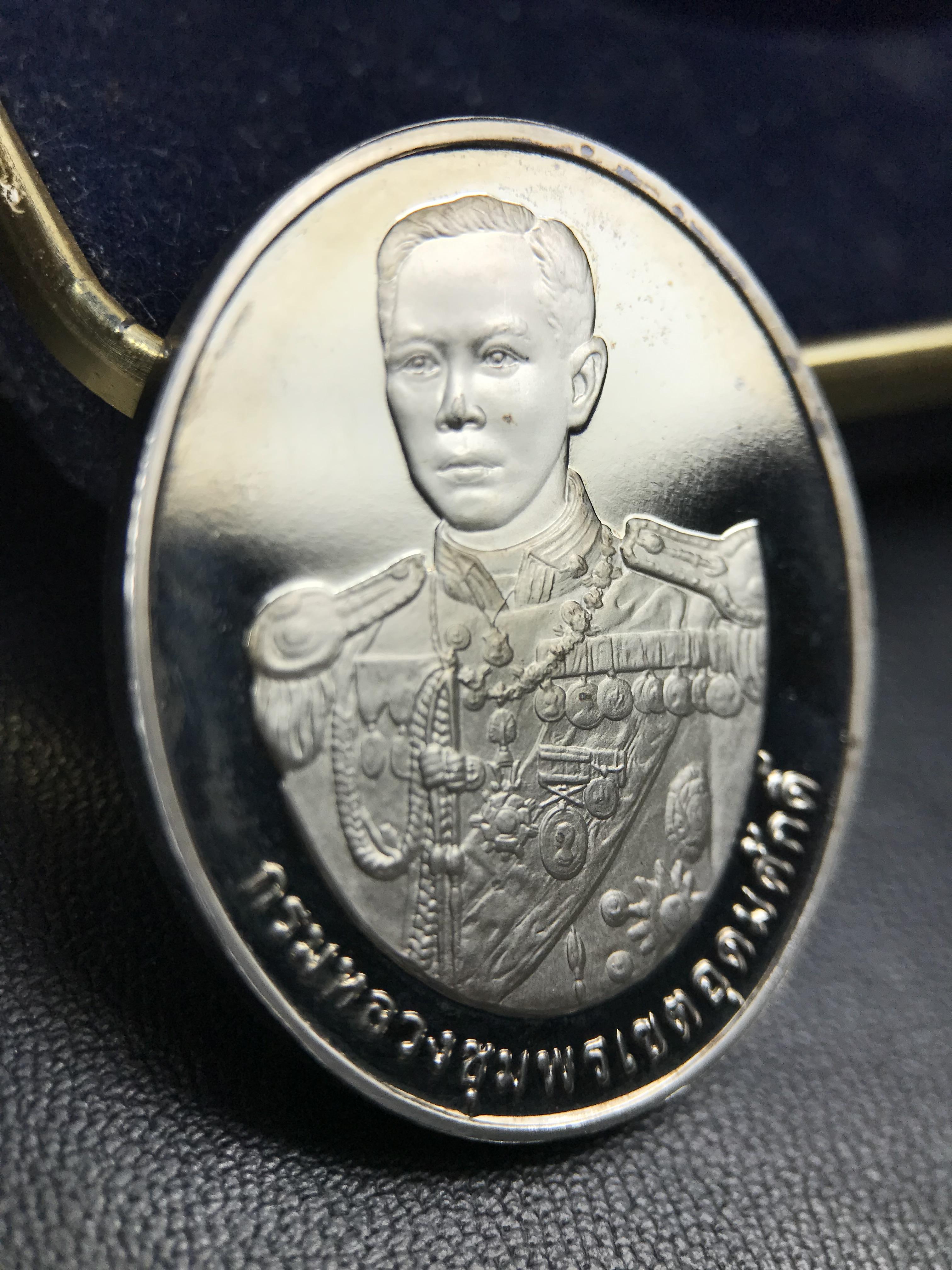 เหรียญหลวงพ่อเงิน – กรมหลวงชุมพรฯ วัดบางคลาน เหรียญไข่สองหน้า เนื้อเงิน 99.99% ขัดเงา ขนาดสูง 3.1 ซม. ประกอบพิธีมหาพุทธาภิเษก ณ อุโบสวัดหิรัญญาราม(วังตะโก) บางคลาน จ.พิจิตร เมื่อวันอังคารที่ 3 มี.ค.2541( เหรียญออกโดยโรงงานกษาปณ์ เพิร์ธ ประเทศออสเตรเลีย )