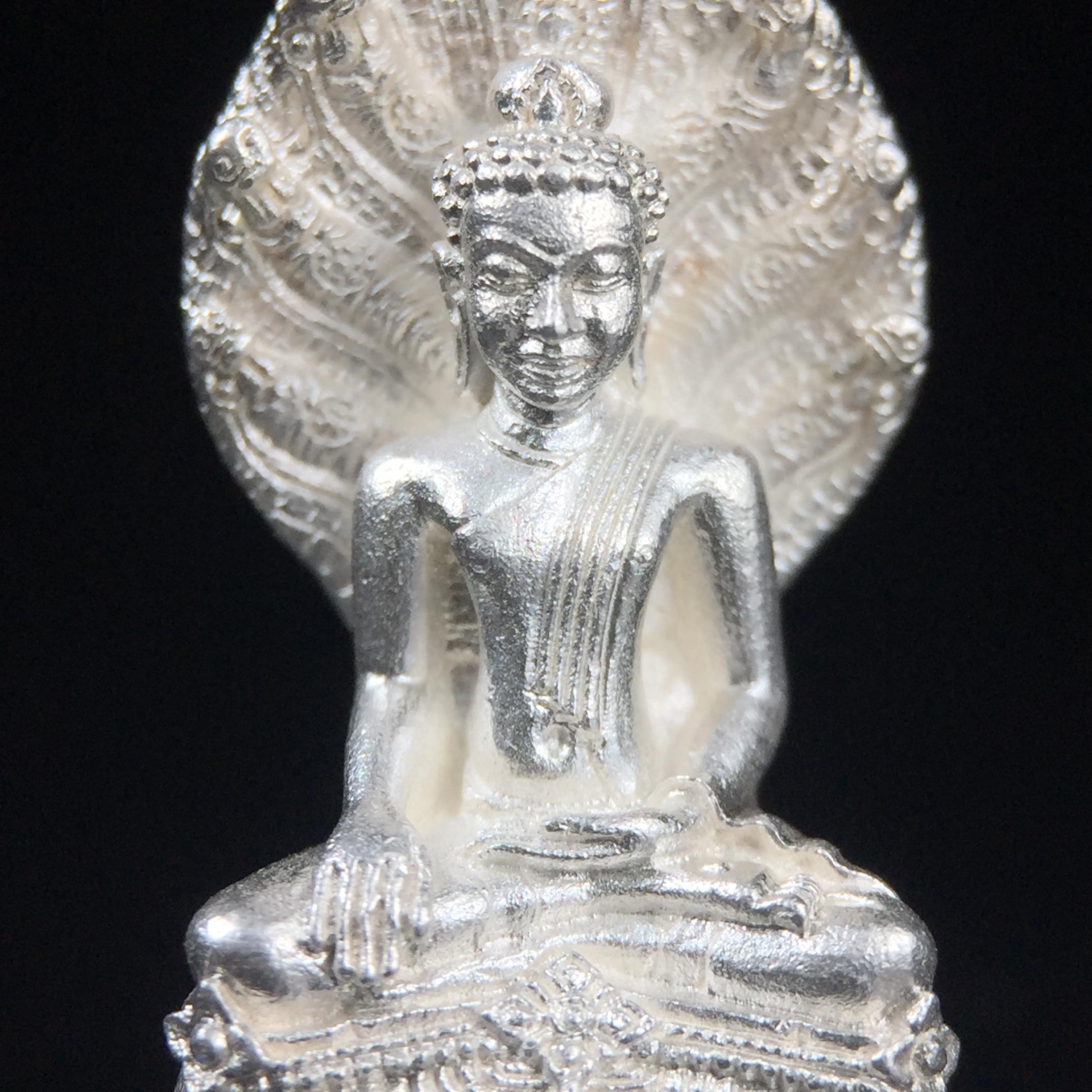 พระพุทธรูปนาคปรกปางมารวิชัย สธ. เนื่องวโรกาสสมเด็จพระเทพรัตนราชสุดาฯ ทรงเจริญพระชนมายุครบ 3 รอบ ปี2534 พิธีพุทธาภิเษก ณ วัดบวรนิเวศวิหาร โดยมีสมเด็จพระญาณสังวร สมเด็จพระสังฆราชเป็นองค์ประธาน(พิธีใหญ่ มวลสารดี พุทธศิลป์งดงาม)พระกริ่งเนื้อเงินพบเจอน้อยหายาก