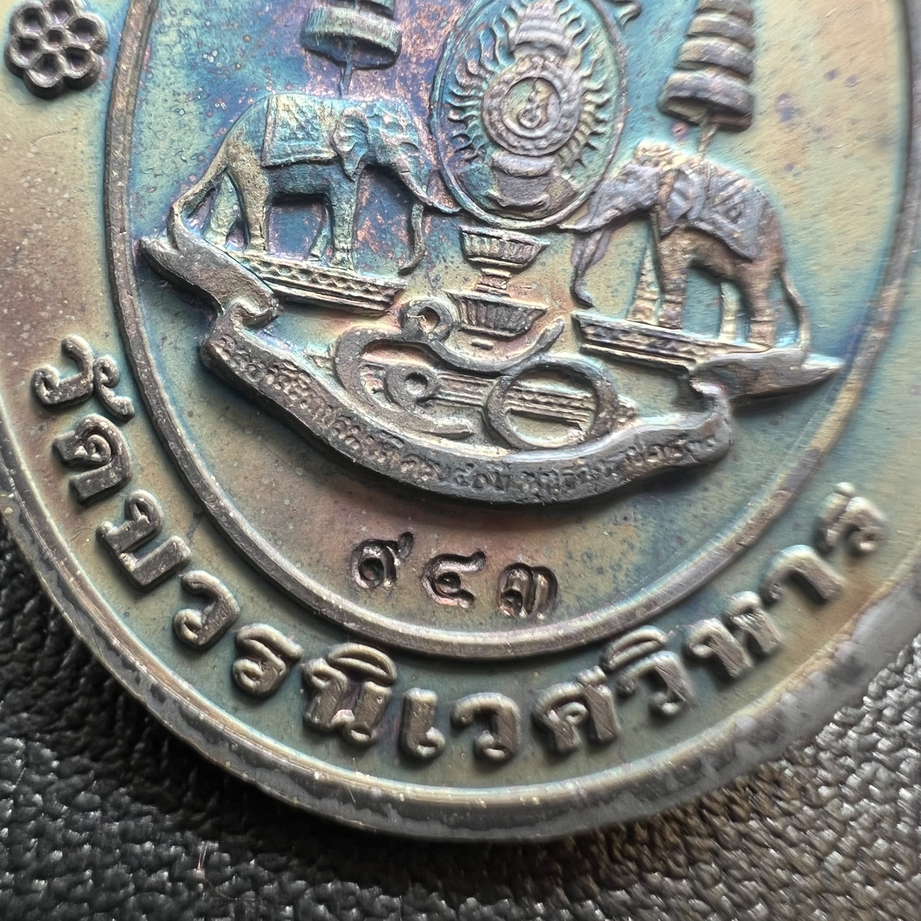 เหรียญสมเด็จพระญาณสังวร สมเด็จพระสังฆราช วัดบวรนิเวศวิหาร รุ่นเฉลิมพระเกียรติ ปี2539 เนื้อเงินลงยา(ผิวเดิมรุ้งๆสภาพสวยสมบูรณ์ กล่องบรรจุเดิมครบ)หมายเลข 943