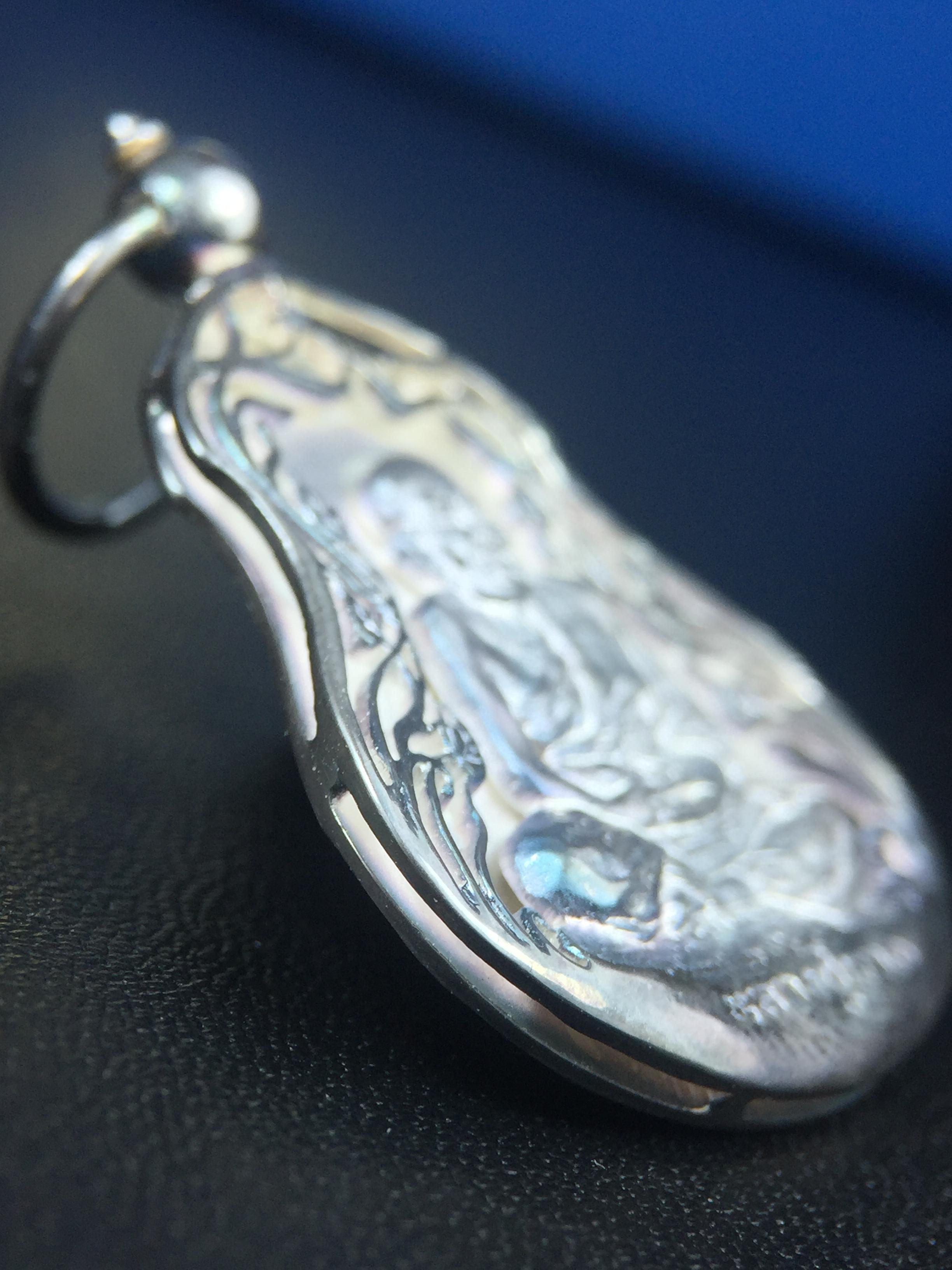 เหรียญหลวงปู่ทวด พระนามาภิไธย สก. แบบงานฉลุโบราณ(HAND MADE) ปี 2544 เนื้อเงิน(ผิวเดิมขึ้นสีรุ้งธรรมชาติสวยมาก) พิธีปลุกเสก ณ อุโบสถวัดช้างให้ และ พิธีมังคลาภิเษก ณ พระอุโบสถ วัดพระศรีรัตนศาสดาราม(วัดพระแก้ว) (1 ใน 2000 เหรียญ)พบเจอน้อยหายากมาก