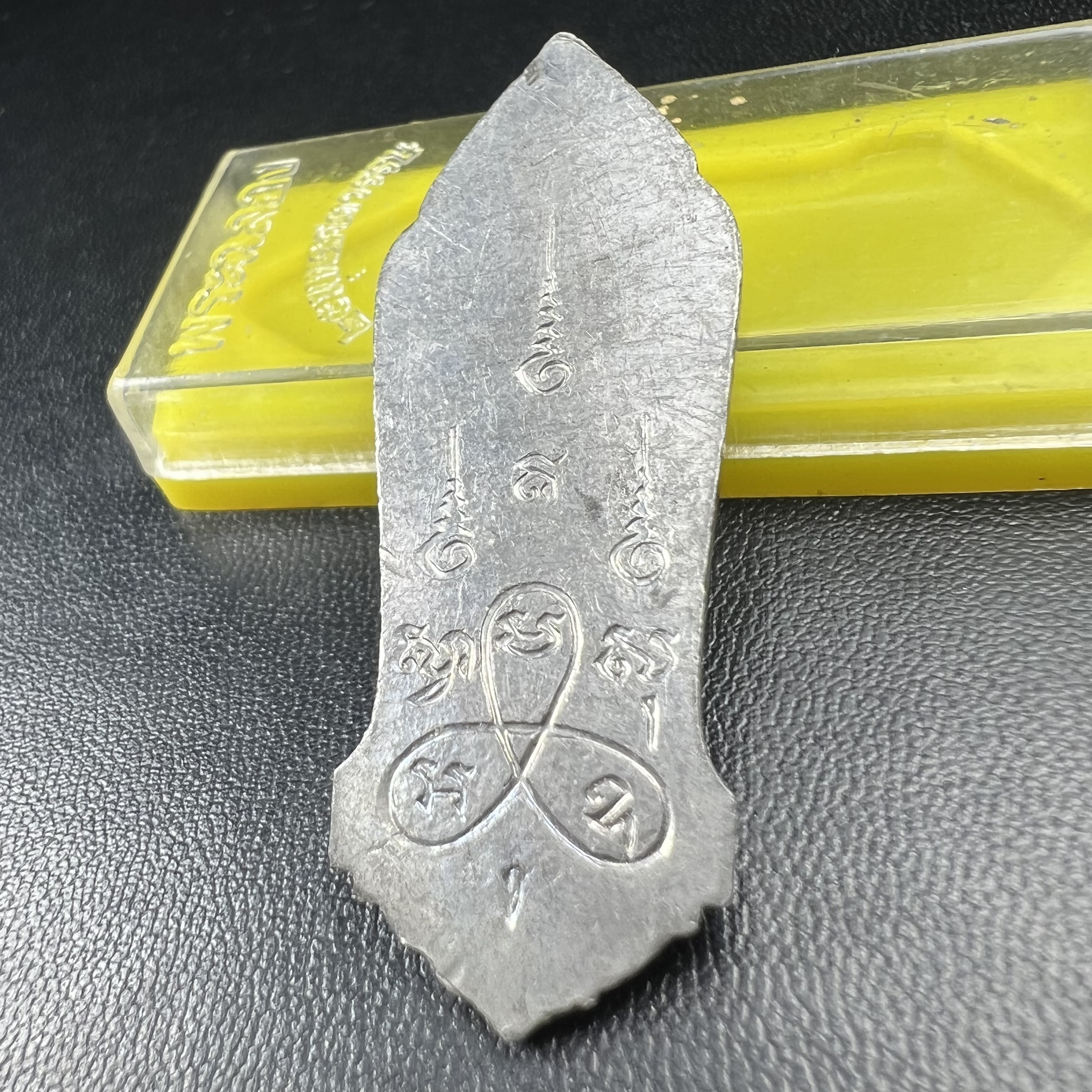 เหรียญพระลีลา 25 พุทธศตวรรษ ปี2500 เนื้อชินดีบุก(พิมพ์หางหงส์ บล็อกมีเขี้ยว)(พระดี พิธีใหญ่ ในหลวง ร.9 เสด็จร่วมพิธี)