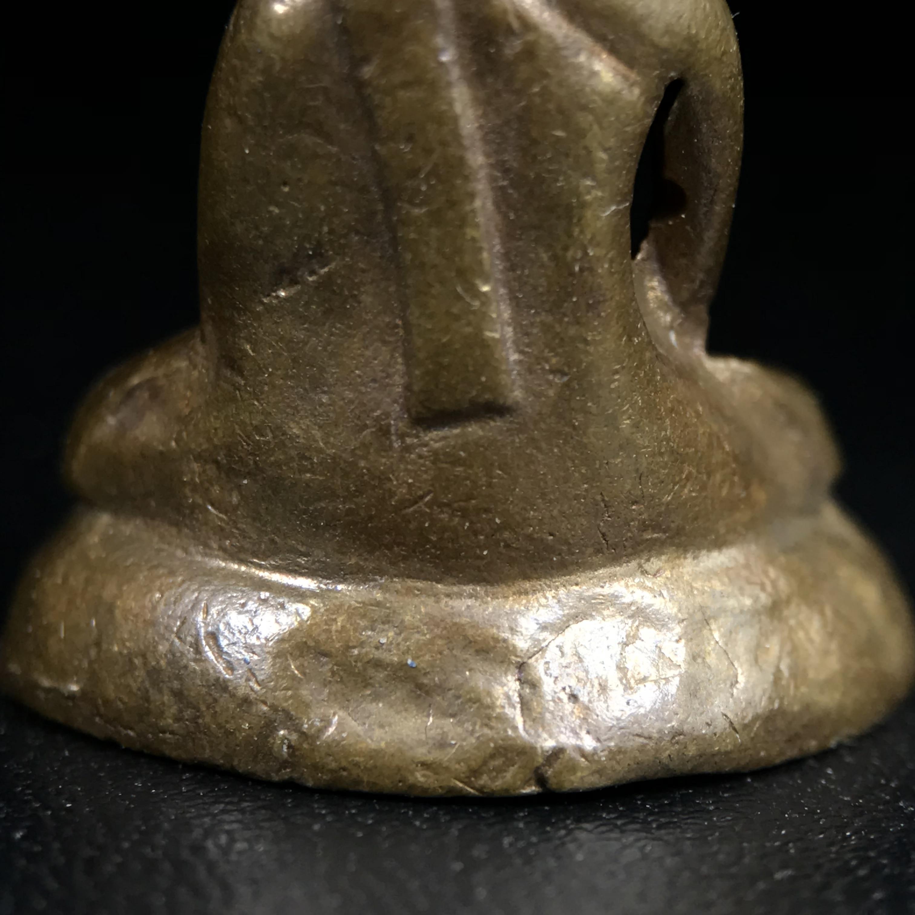 พระกริ่งฝีพระหัตถ์สมเด็จย่า ขนาดห้อยบูชาขนาดเล็ก จัดสร้างขึ้นเนื่องในวาระครบ 6 รอบ เมื่อวันที่21 ตุลาคม พ.ศ.2515(ในหลวงรัชกาลที่ 9 เสด็จพระราชดำเนินทรงเททอง)ปลุกเสกยิ่งใหญ่ เกจิ 108 รูป ร่วมปลุกเสก คัดสภาพสวยแบบนี้พบเจอน้อยมาก หมายเลขต้นๆหลักร้อย หายากมาก